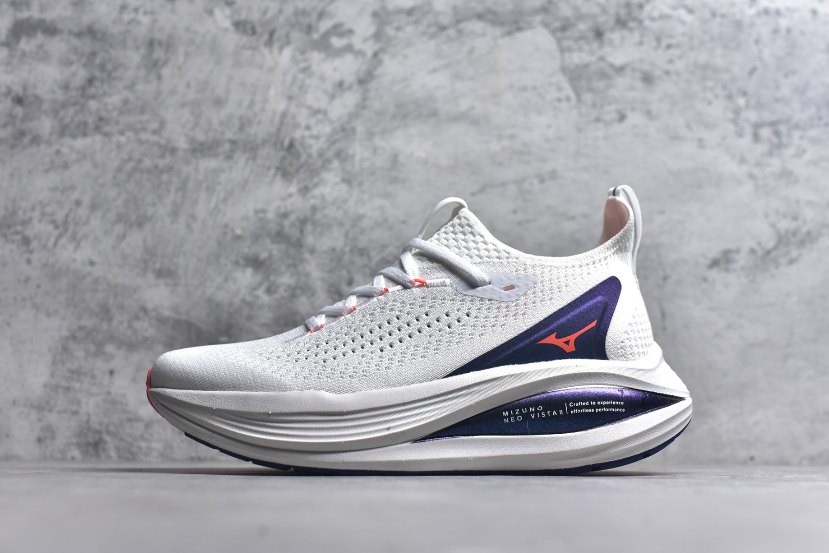 #Mizuno Neo Vista Y2K柔软舒适减震耐磨支撑 低帮休闲跑步鞋 男女同款 美津浓（Mizuno）是日本美津浓株式会社于1906年创立的运动品牌，经过一个多世纪的不断努力现已成为世界著名的运动器具、服装和鞋类生产商。美津浓力求服务于各类运动项目，并竭力使运动生活更加愉快和振奋。产品种类齐全，覆盖几乎全部主要运动项目，达到30万多个品类。尺码：36 36.5 37.5 38 38.5 39 40 40.5 41 42 42.5 43 44 44.5 45-选品中心