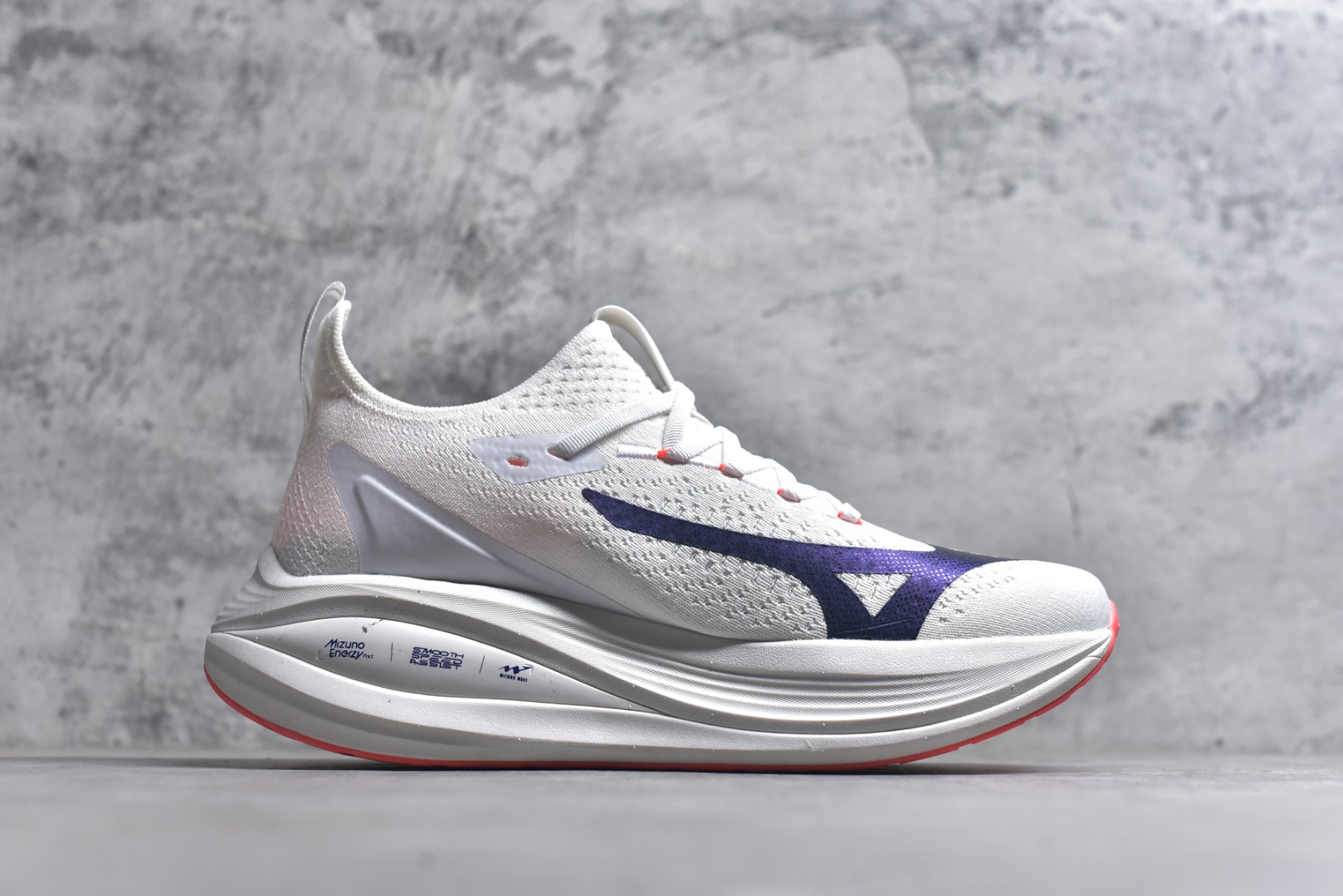 图片[3]-#Mizuno Neo Vista Y2K柔软舒适减震耐磨支撑 低帮休闲跑步鞋 男女同款 美津浓（Mizuno）是日本美津浓株式会社于1906年创立的运动品牌，经过一个多世纪的不断努力现已成为世界著名的运动器具、服装和鞋类生产商。美津浓力求服务于各类运动项目，并竭力使运动生活更加愉快和振奋。产品种类齐全，覆盖几乎全部主要运动项目，达到30万多个品类。尺码：36 36.5 37.5 38 38.5 39 40 40.5 41 42 42.5 43 44 44.5 45-选品中心