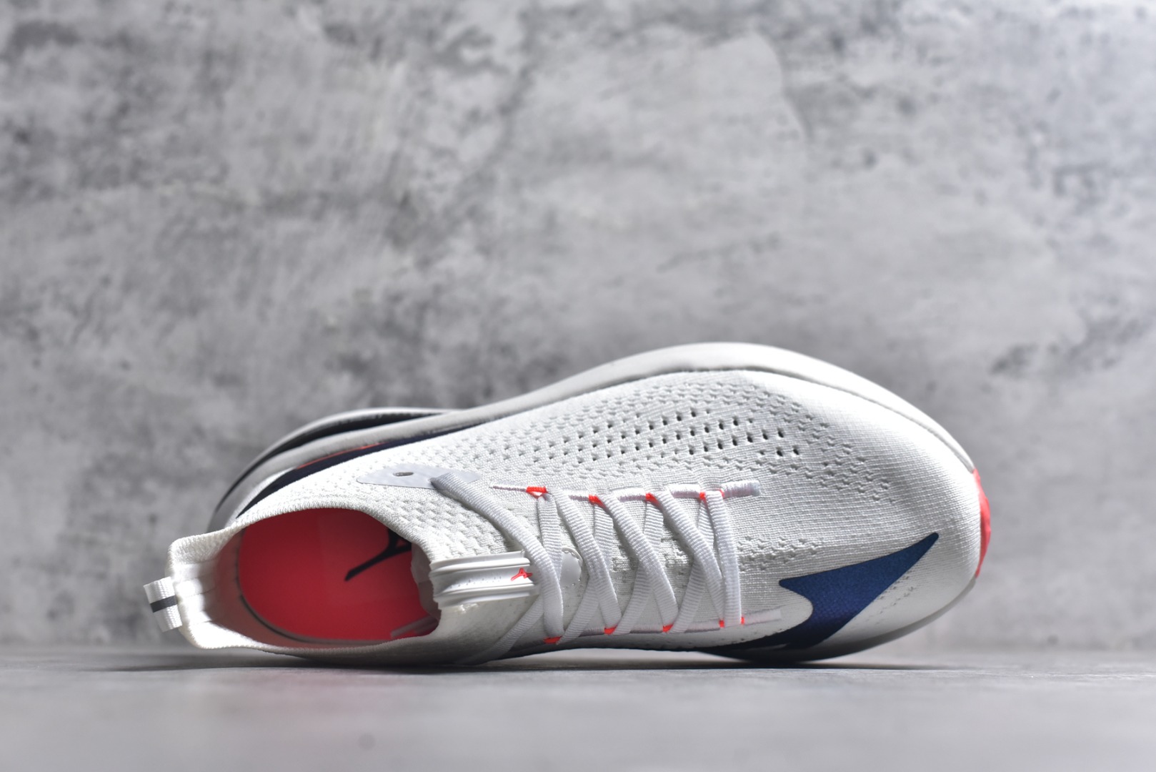 图片[4]-#Mizuno Neo Vista Y2K柔软舒适减震耐磨支撑 低帮休闲跑步鞋 男女同款 美津浓（Mizuno）是日本美津浓株式会社于1906年创立的运动品牌，经过一个多世纪的不断努力现已成为世界著名的运动器具、服装和鞋类生产商。美津浓力求服务于各类运动项目，并竭力使运动生活更加愉快和振奋。产品种类齐全，覆盖几乎全部主要运动项目，达到30万多个品类。尺码：36 36.5 37.5 38 38.5 39 40 40.5 41 42 42.5 43 44 44.5 45-选品中心