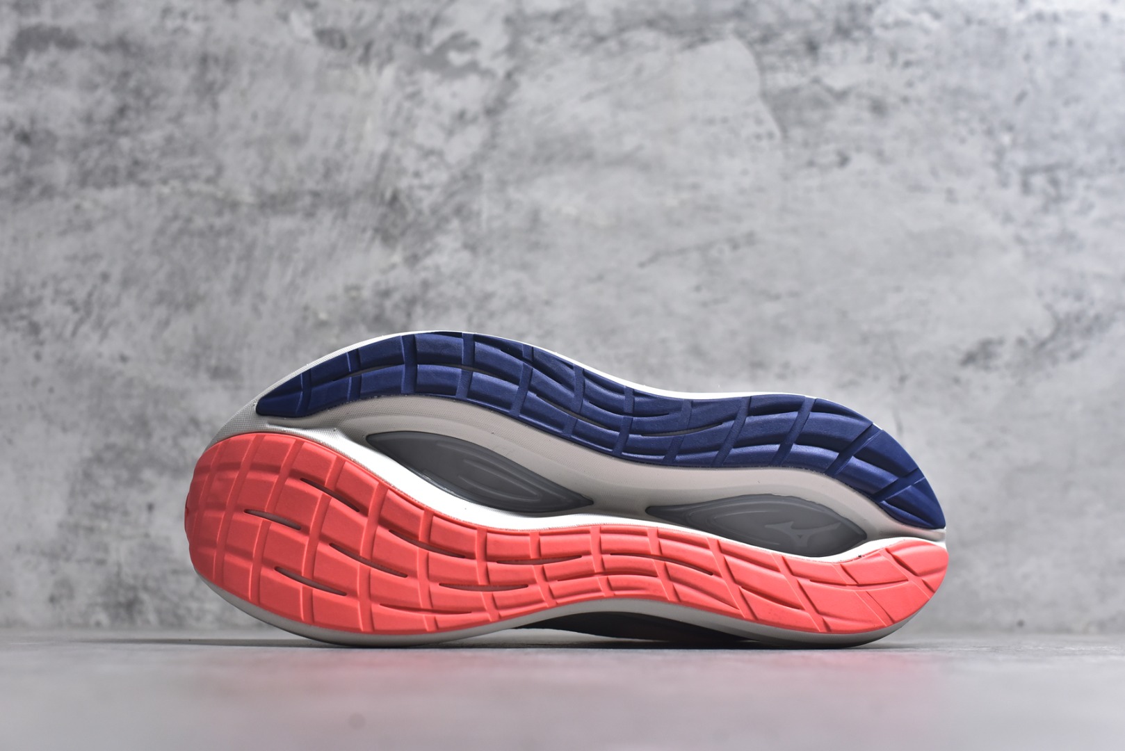 图片[6]-#Mizuno Neo Vista Y2K柔软舒适减震耐磨支撑 低帮休闲跑步鞋 男女同款 美津浓（Mizuno）是日本美津浓株式会社于1906年创立的运动品牌，经过一个多世纪的不断努力现已成为世界著名的运动器具、服装和鞋类生产商。美津浓力求服务于各类运动项目，并竭力使运动生活更加愉快和振奋。产品种类齐全，覆盖几乎全部主要运动项目，达到30万多个品类。尺码：36 36.5 37.5 38 38.5 39 40 40.5 41 42 42.5 43 44 44.5 45-选品中心