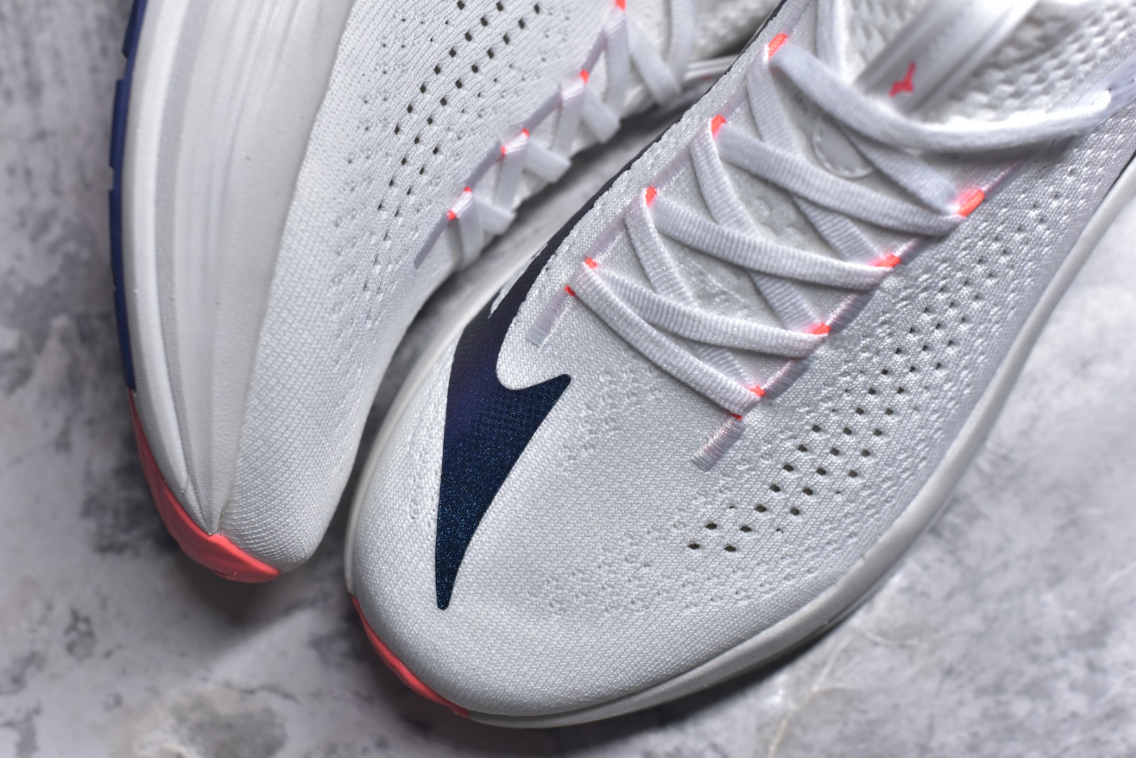 图片[8]-#Mizuno Neo Vista Y2K柔软舒适减震耐磨支撑 低帮休闲跑步鞋 男女同款 美津浓（Mizuno）是日本美津浓株式会社于1906年创立的运动品牌，经过一个多世纪的不断努力现已成为世界著名的运动器具、服装和鞋类生产商。美津浓力求服务于各类运动项目，并竭力使运动生活更加愉快和振奋。产品种类齐全，覆盖几乎全部主要运动项目，达到30万多个品类。尺码：36 36.5 37.5 38 38.5 39 40 40.5 41 42 42.5 43 44 44.5 45-选品中心