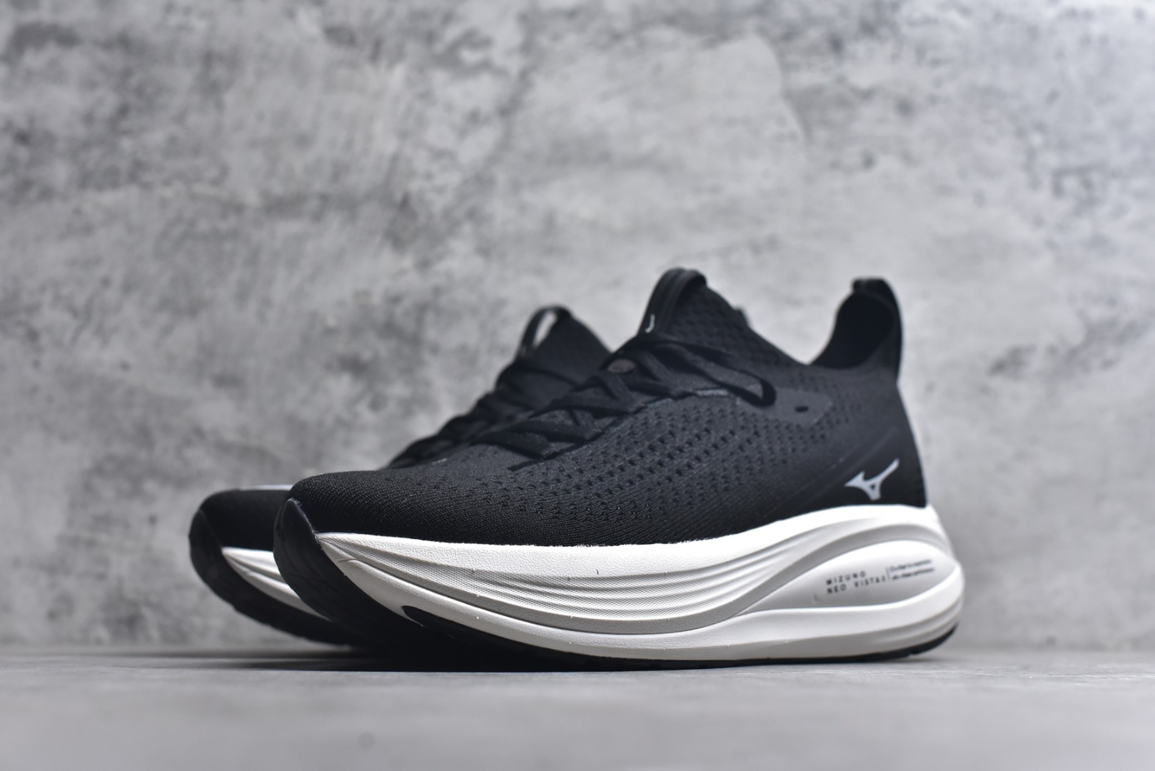 图片[2]-#Mizuno Neo Vista Y2K柔软舒适减震耐磨支撑 低帮休闲跑步鞋 男女同款 美津浓（Mizuno）是日本美津浓株式会社于1906年创立的运动品牌，经过一个多世纪的不断努力现已成为世界著名的运动器具、服装和鞋类生产商。美津浓力求服务于各类运动项目，并竭力使运动生活更加愉快和振奋。产品种类齐全，覆盖几乎全部主要运动项目，达到30万多个品类。尺码：36 36.5 37.5 38 38.5 39 40 40.5 41 42 42.5 43 44 44.5 45-选品中心