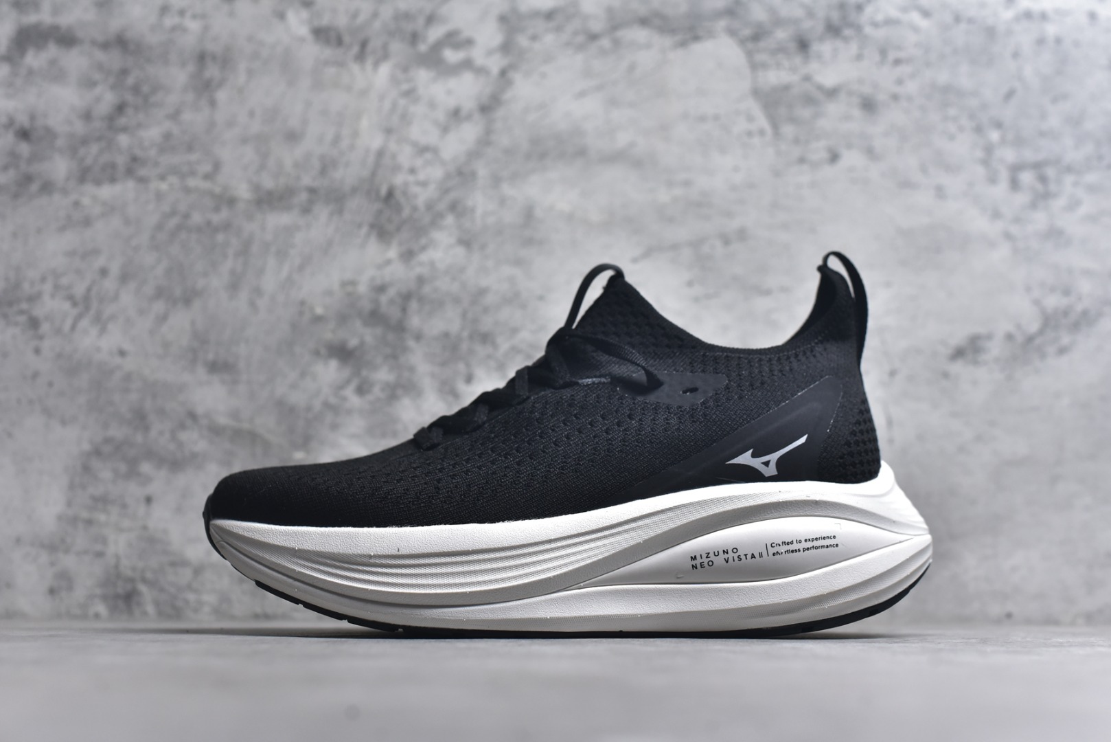 #Mizuno Neo Vista Y2K柔软舒适减震耐磨支撑 低帮休闲跑步鞋 男女同款 美津浓（Mizuno）是日本美津浓株式会社于1906年创立的运动品牌，经过一个多世纪的不断努力现已成为世界著名的运动器具、服装和鞋类生产商。美津浓力求服务于各类运动项目，并竭力使运动生活更加愉快和振奋。产品种类齐全，覆盖几乎全部主要运动项目，达到30万多个品类。尺码：36 36.5 37.5 38 38.5 39 40 40.5 41 42 42.5 43 44 44.5 45-选品中心