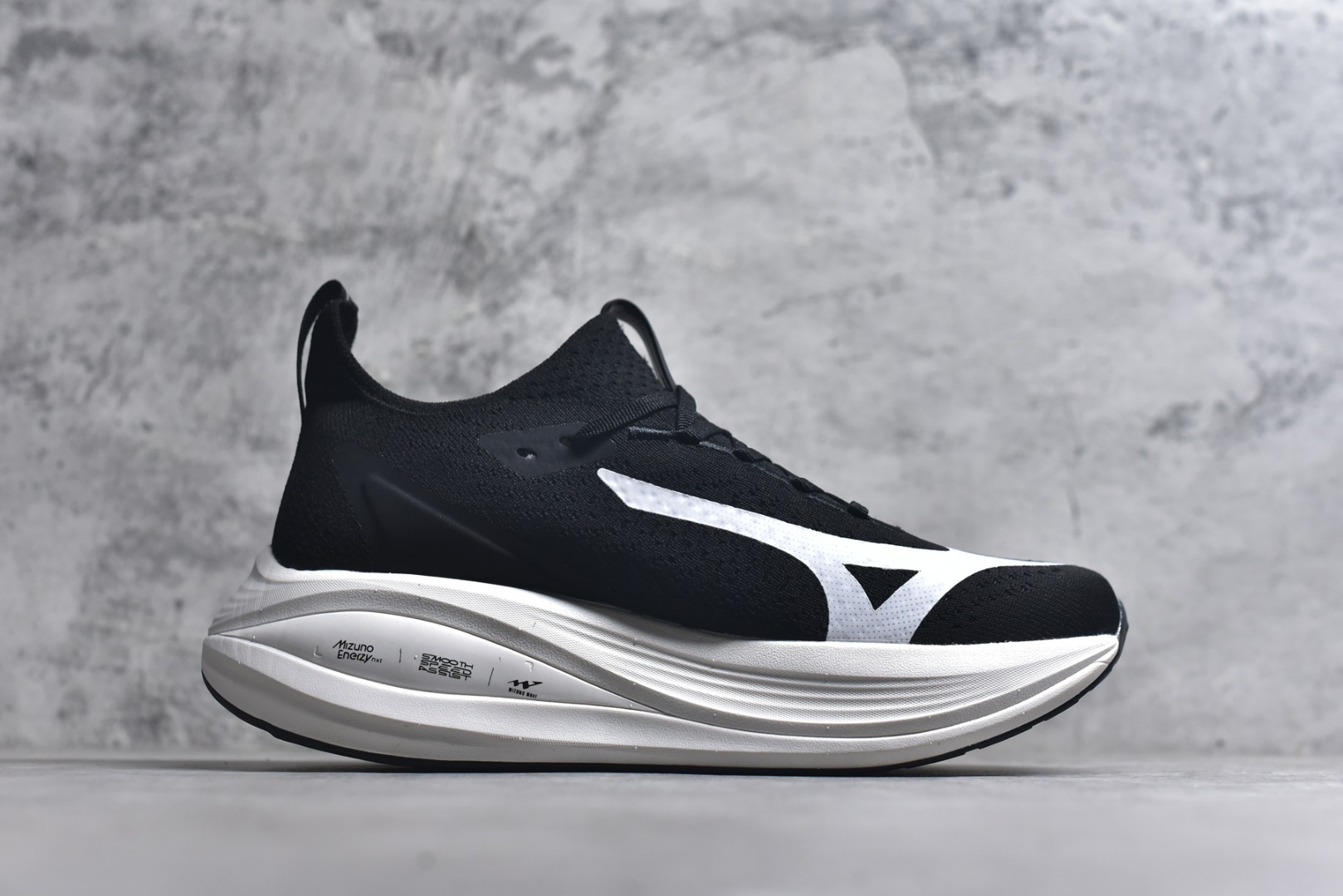 图片[3]-#Mizuno Neo Vista Y2K柔软舒适减震耐磨支撑 低帮休闲跑步鞋 男女同款 美津浓（Mizuno）是日本美津浓株式会社于1906年创立的运动品牌，经过一个多世纪的不断努力现已成为世界著名的运动器具、服装和鞋类生产商。美津浓力求服务于各类运动项目，并竭力使运动生活更加愉快和振奋。产品种类齐全，覆盖几乎全部主要运动项目，达到30万多个品类。尺码：36 36.5 37.5 38 38.5 39 40 40.5 41 42 42.5 43 44 44.5 45-选品中心