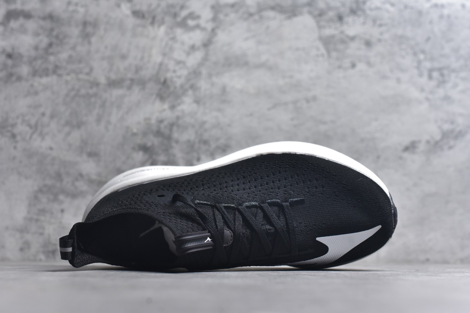 图片[4]-#Mizuno Neo Vista Y2K柔软舒适减震耐磨支撑 低帮休闲跑步鞋 男女同款 美津浓（Mizuno）是日本美津浓株式会社于1906年创立的运动品牌，经过一个多世纪的不断努力现已成为世界著名的运动器具、服装和鞋类生产商。美津浓力求服务于各类运动项目，并竭力使运动生活更加愉快和振奋。产品种类齐全，覆盖几乎全部主要运动项目，达到30万多个品类。尺码：36 36.5 37.5 38 38.5 39 40 40.5 41 42 42.5 43 44 44.5 45-选品中心