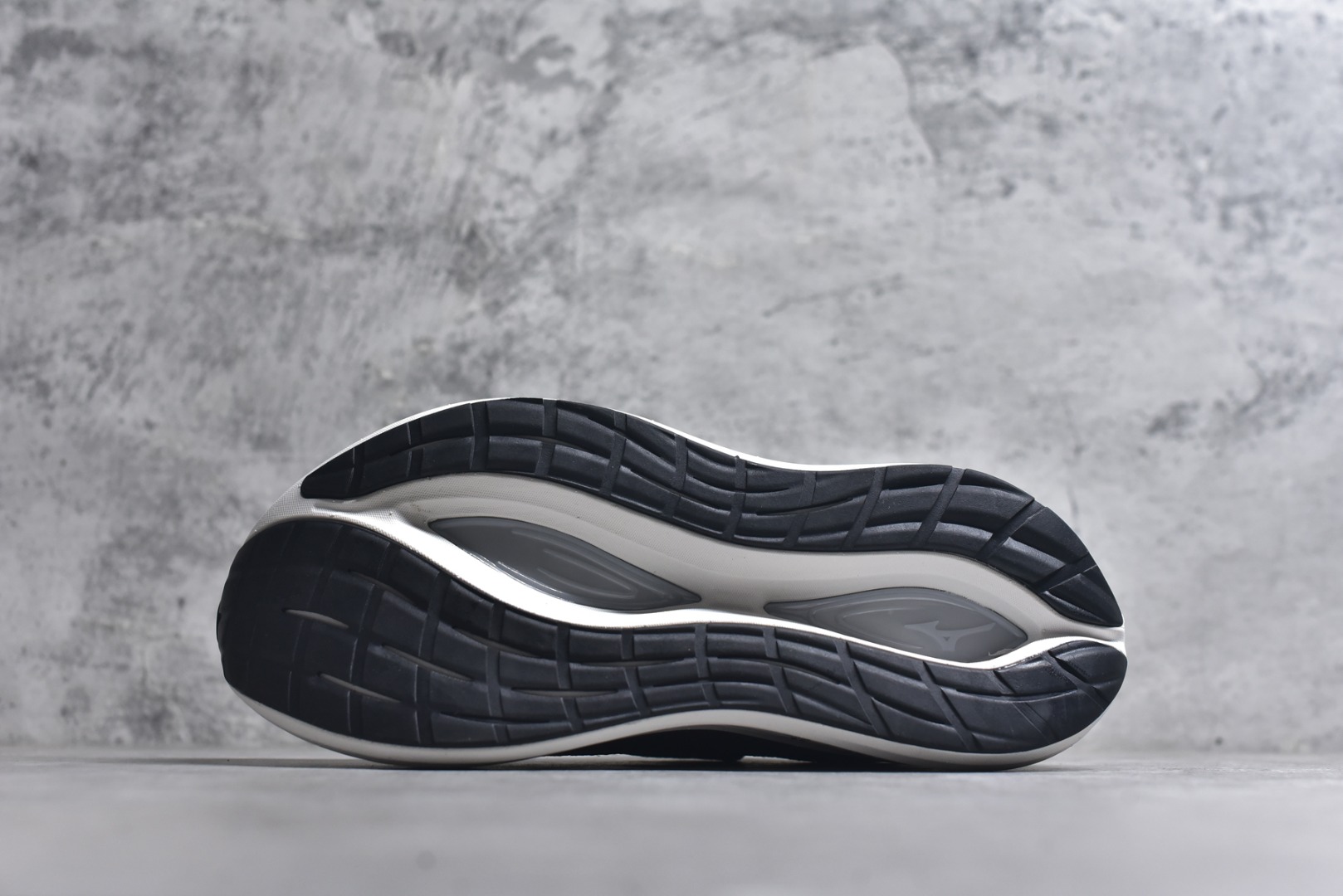 图片[6]-#Mizuno Neo Vista Y2K柔软舒适减震耐磨支撑 低帮休闲跑步鞋 男女同款 美津浓（Mizuno）是日本美津浓株式会社于1906年创立的运动品牌，经过一个多世纪的不断努力现已成为世界著名的运动器具、服装和鞋类生产商。美津浓力求服务于各类运动项目，并竭力使运动生活更加愉快和振奋。产品种类齐全，覆盖几乎全部主要运动项目，达到30万多个品类。尺码：36 36.5 37.5 38 38.5 39 40 40.5 41 42 42.5 43 44 44.5 45-选品中心