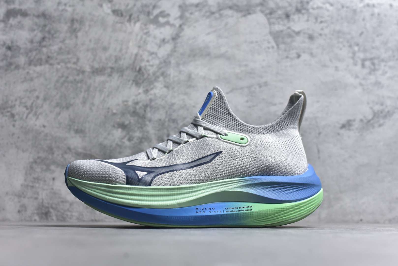 #Mizuno Neo Vista Y2K柔软舒适减震耐磨支撑 低帮休闲跑步鞋 男女同款 美津浓（Mizuno）是日本美津浓株式会社于1906年创立的运动品牌，经过一个多世纪的不断努力现已成为世界著名的运动器具、服装和鞋类生产商。美津浓力求服务于各类运动项目，并竭力使运动生活更加愉快和振奋。产品种类齐全，覆盖几乎全部主要运动项目，达到30万多个品类。尺码：36 36.5 37.5 38 38.5 39 40 40.5 41 42 42.5 43 44 44.5 45-选品中心