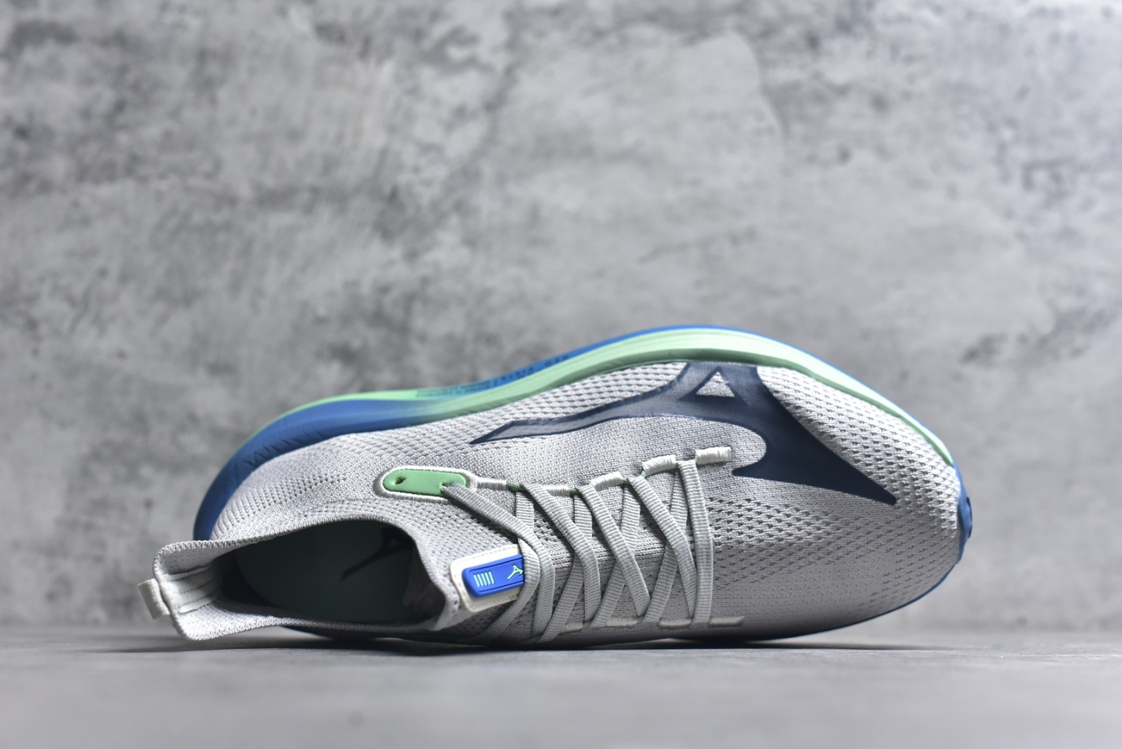 图片[4]-#Mizuno Neo Vista Y2K柔软舒适减震耐磨支撑 低帮休闲跑步鞋 男女同款 美津浓（Mizuno）是日本美津浓株式会社于1906年创立的运动品牌，经过一个多世纪的不断努力现已成为世界著名的运动器具、服装和鞋类生产商。美津浓力求服务于各类运动项目，并竭力使运动生活更加愉快和振奋。产品种类齐全，覆盖几乎全部主要运动项目，达到30万多个品类。尺码：36 36.5 37.5 38 38.5 39 40 40.5 41 42 42.5 43 44 44.5 45-选品中心