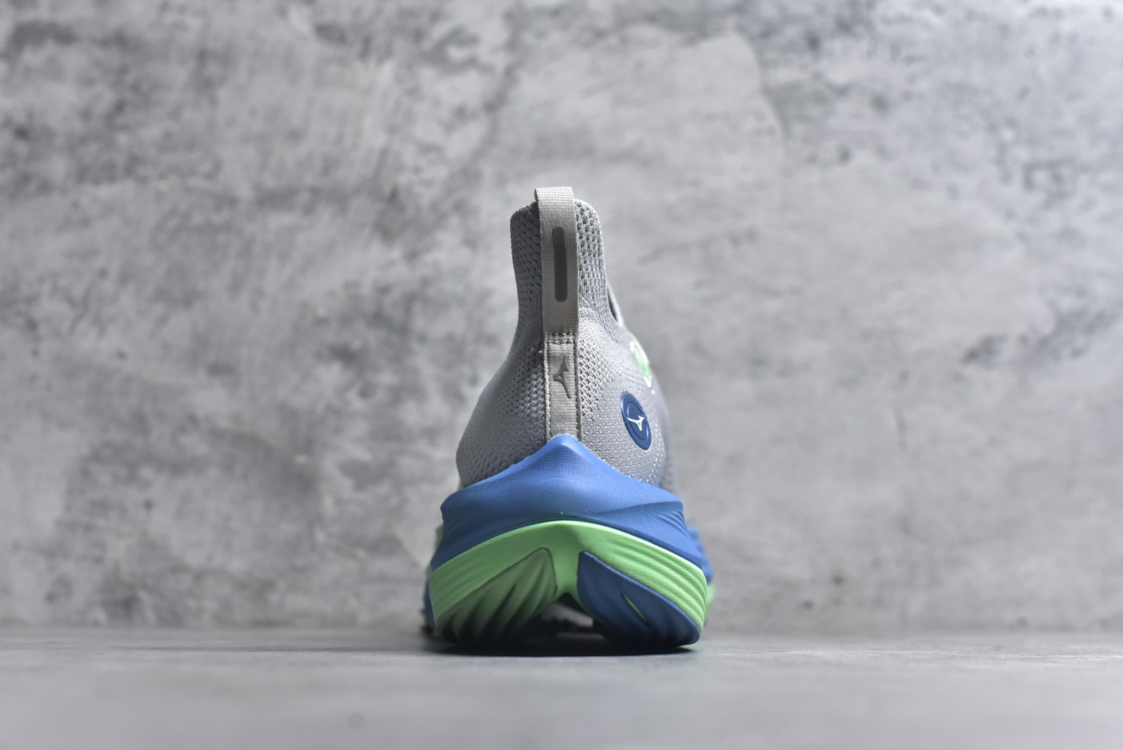 图片[5]-#Mizuno Neo Vista Y2K柔软舒适减震耐磨支撑 低帮休闲跑步鞋 男女同款 美津浓（Mizuno）是日本美津浓株式会社于1906年创立的运动品牌，经过一个多世纪的不断努力现已成为世界著名的运动器具、服装和鞋类生产商。美津浓力求服务于各类运动项目，并竭力使运动生活更加愉快和振奋。产品种类齐全，覆盖几乎全部主要运动项目，达到30万多个品类。尺码：36 36.5 37.5 38 38.5 39 40 40.5 41 42 42.5 43 44 44.5 45-选品中心