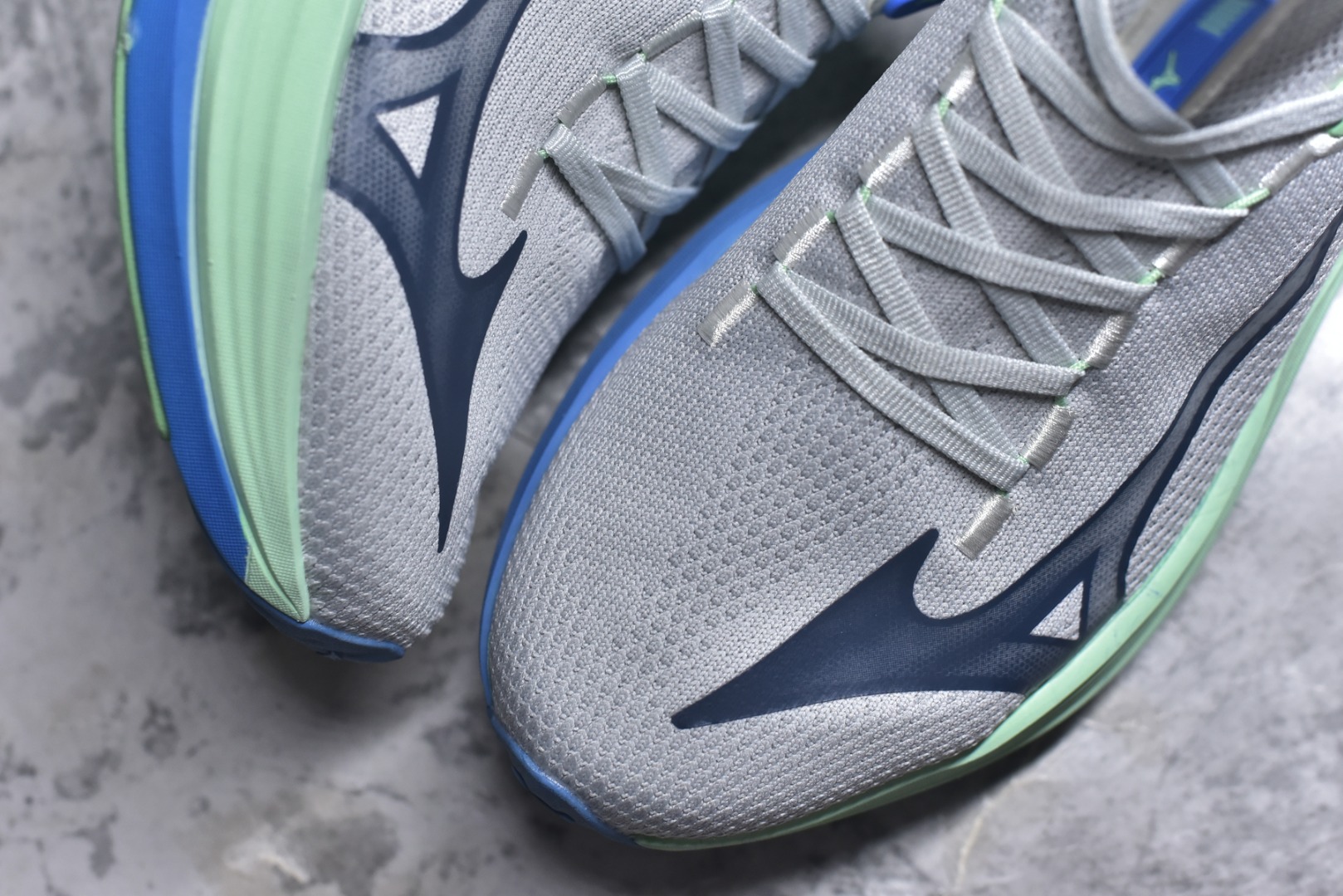 图片[8]-#Mizuno Neo Vista Y2K柔软舒适减震耐磨支撑 低帮休闲跑步鞋 男女同款 美津浓（Mizuno）是日本美津浓株式会社于1906年创立的运动品牌，经过一个多世纪的不断努力现已成为世界著名的运动器具、服装和鞋类生产商。美津浓力求服务于各类运动项目，并竭力使运动生活更加愉快和振奋。产品种类齐全，覆盖几乎全部主要运动项目，达到30万多个品类。尺码：36 36.5 37.5 38 38.5 39 40 40.5 41 42 42.5 43 44 44.5 45-选品中心