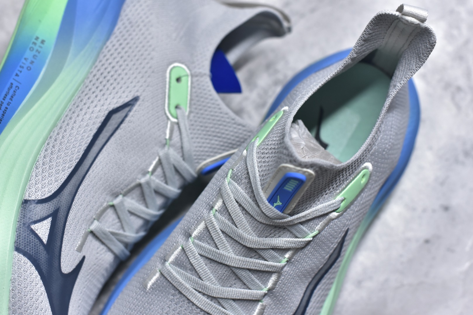 图片[9]-#Mizuno Neo Vista Y2K柔软舒适减震耐磨支撑 低帮休闲跑步鞋 男女同款 美津浓（Mizuno）是日本美津浓株式会社于1906年创立的运动品牌，经过一个多世纪的不断努力现已成为世界著名的运动器具、服装和鞋类生产商。美津浓力求服务于各类运动项目，并竭力使运动生活更加愉快和振奋。产品种类齐全，覆盖几乎全部主要运动项目，达到30万多个品类。尺码：36 36.5 37.5 38 38.5 39 40 40.5 41 42 42.5 43 44 44.5 45-选品中心