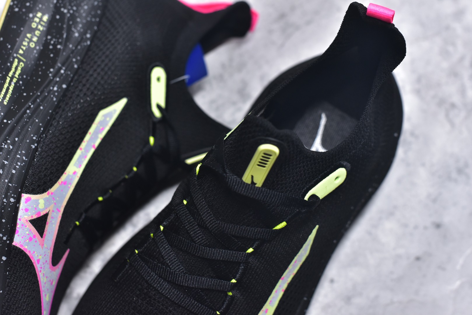 图片[9]-#Mizuno Neo Vista Y2K柔软舒适减震耐磨支撑 低帮休闲跑步鞋 男女同款 美津浓（Mizuno）是日本美津浓株式会社于1906年创立的运动品牌，经过一个多世纪的不断努力现已成为世界著名的运动器具、服装和鞋类生产商。美津浓力求服务于各类运动项目，并竭力使运动生活更加愉快和振奋。产品种类齐全，覆盖几乎全部主要运动项目，达到30万多个品类。尺码：36 36.5 37.5 38 38.5 39 40 40.5 41 42 42.5 43 44 44.5 45-选品中心