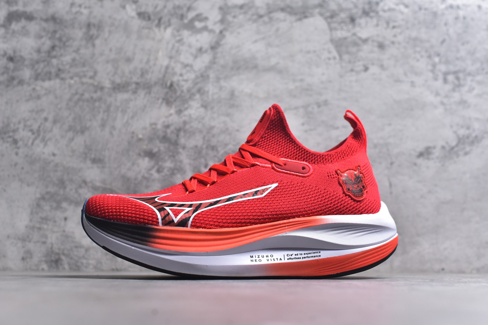 #Mizuno Neo Vista Y2K柔软舒适减震耐磨支撑 低帮休闲跑步鞋 男女同款 美津浓（Mizuno）是日本美津浓株式会社于1906年创立的运动品牌，经过一个多世纪的不断努力现已成为世界著名的运动器具、服装和鞋类生产商。美津浓力求服务于各类运动项目，并竭力使运动生活更加愉快和振奋。产品种类齐全，覆盖几乎全部主要运动项目，达到30万多个品类。尺码：36 36.5 37.5 38 38.5 39 40 40.5 41 42 42.5 43 44 44.5 45-选品中心