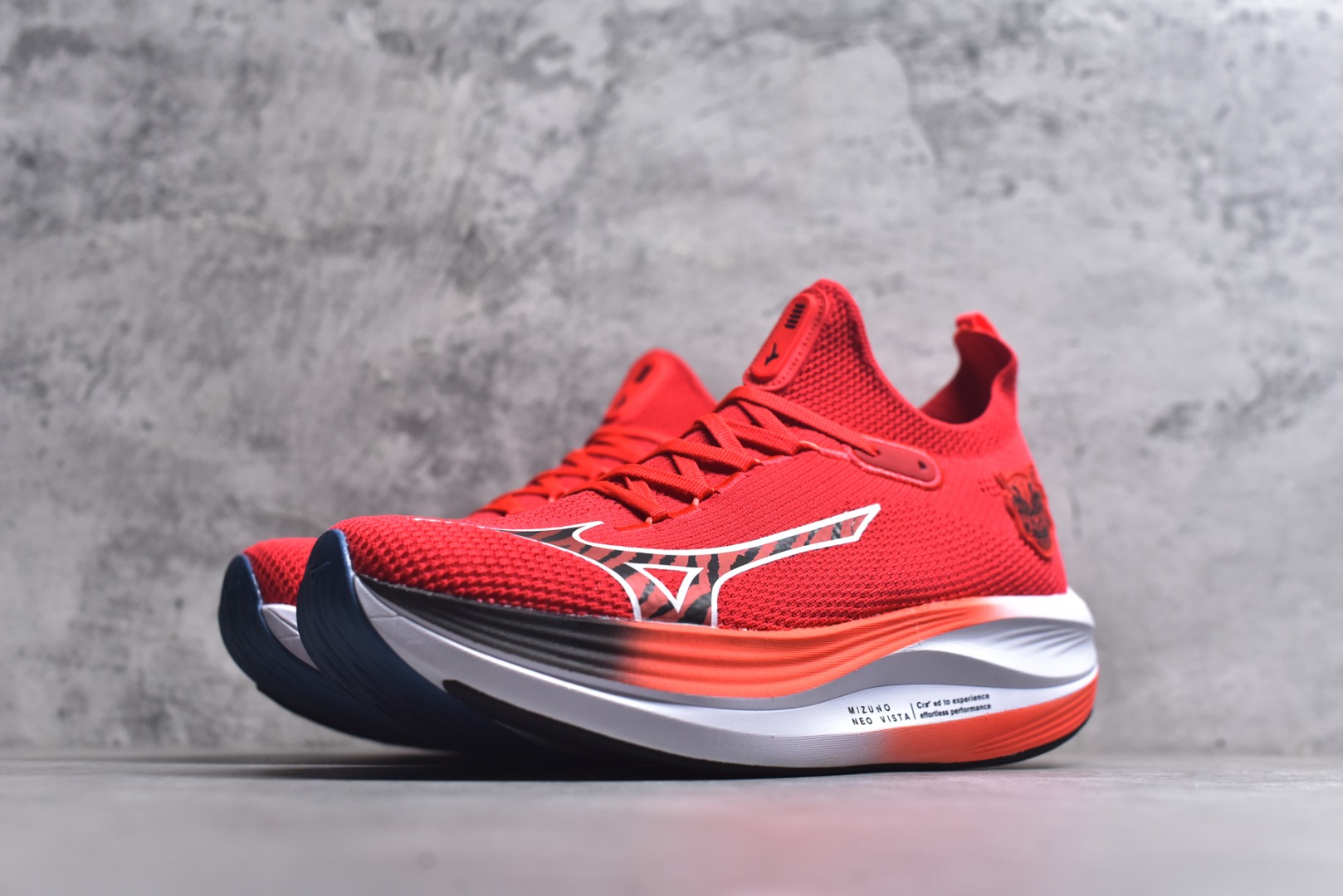 图片[2]-#Mizuno Neo Vista Y2K柔软舒适减震耐磨支撑 低帮休闲跑步鞋 男女同款 美津浓（Mizuno）是日本美津浓株式会社于1906年创立的运动品牌，经过一个多世纪的不断努力现已成为世界著名的运动器具、服装和鞋类生产商。美津浓力求服务于各类运动项目，并竭力使运动生活更加愉快和振奋。产品种类齐全，覆盖几乎全部主要运动项目，达到30万多个品类。尺码：36 36.5 37.5 38 38.5 39 40 40.5 41 42 42.5 43 44 44.5 45-选品中心