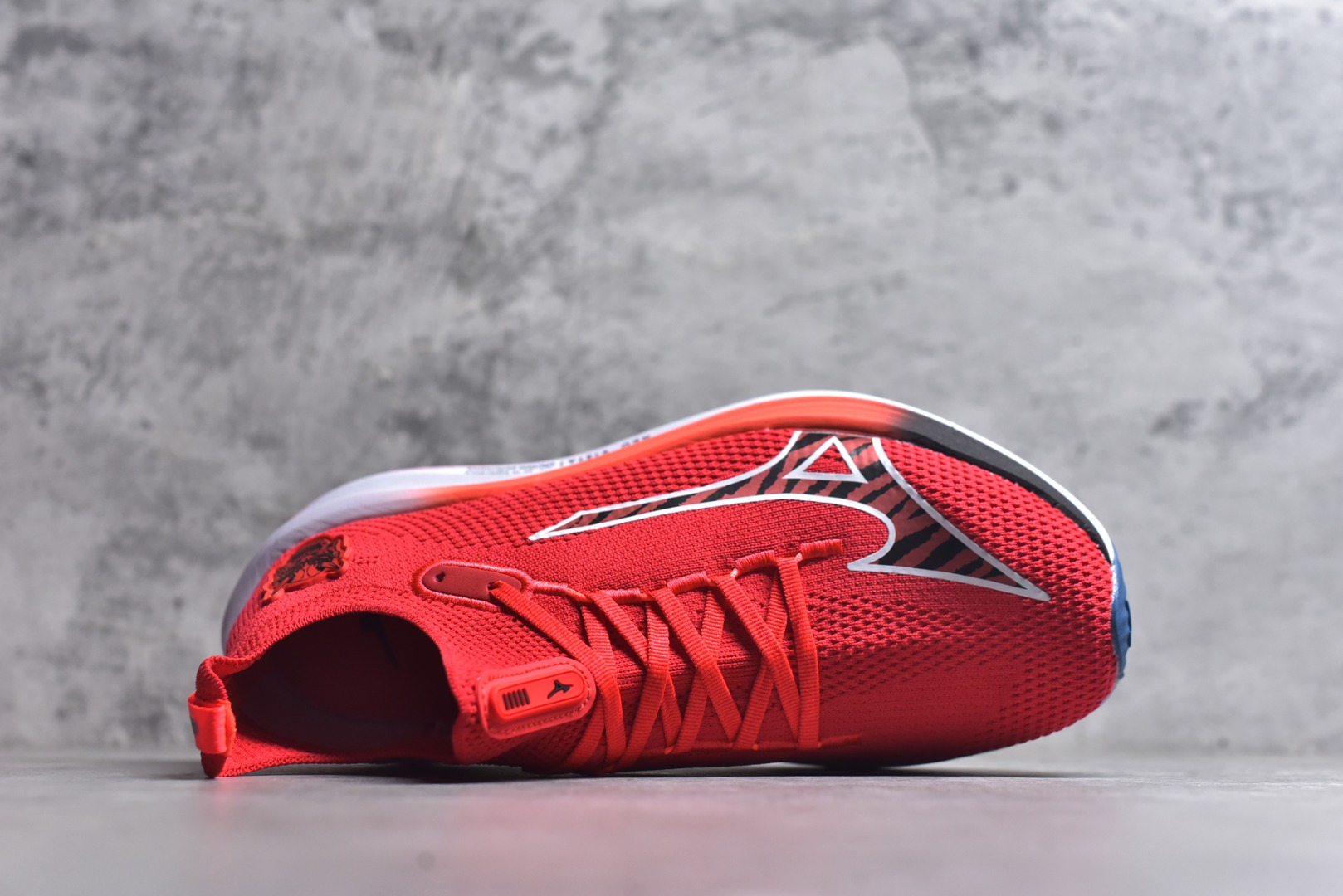 图片[4]-#Mizuno Neo Vista Y2K柔软舒适减震耐磨支撑 低帮休闲跑步鞋 男女同款 美津浓（Mizuno）是日本美津浓株式会社于1906年创立的运动品牌，经过一个多世纪的不断努力现已成为世界著名的运动器具、服装和鞋类生产商。美津浓力求服务于各类运动项目，并竭力使运动生活更加愉快和振奋。产品种类齐全，覆盖几乎全部主要运动项目，达到30万多个品类。尺码：36 36.5 37.5 38 38.5 39 40 40.5 41 42 42.5 43 44 44.5 45-选品中心