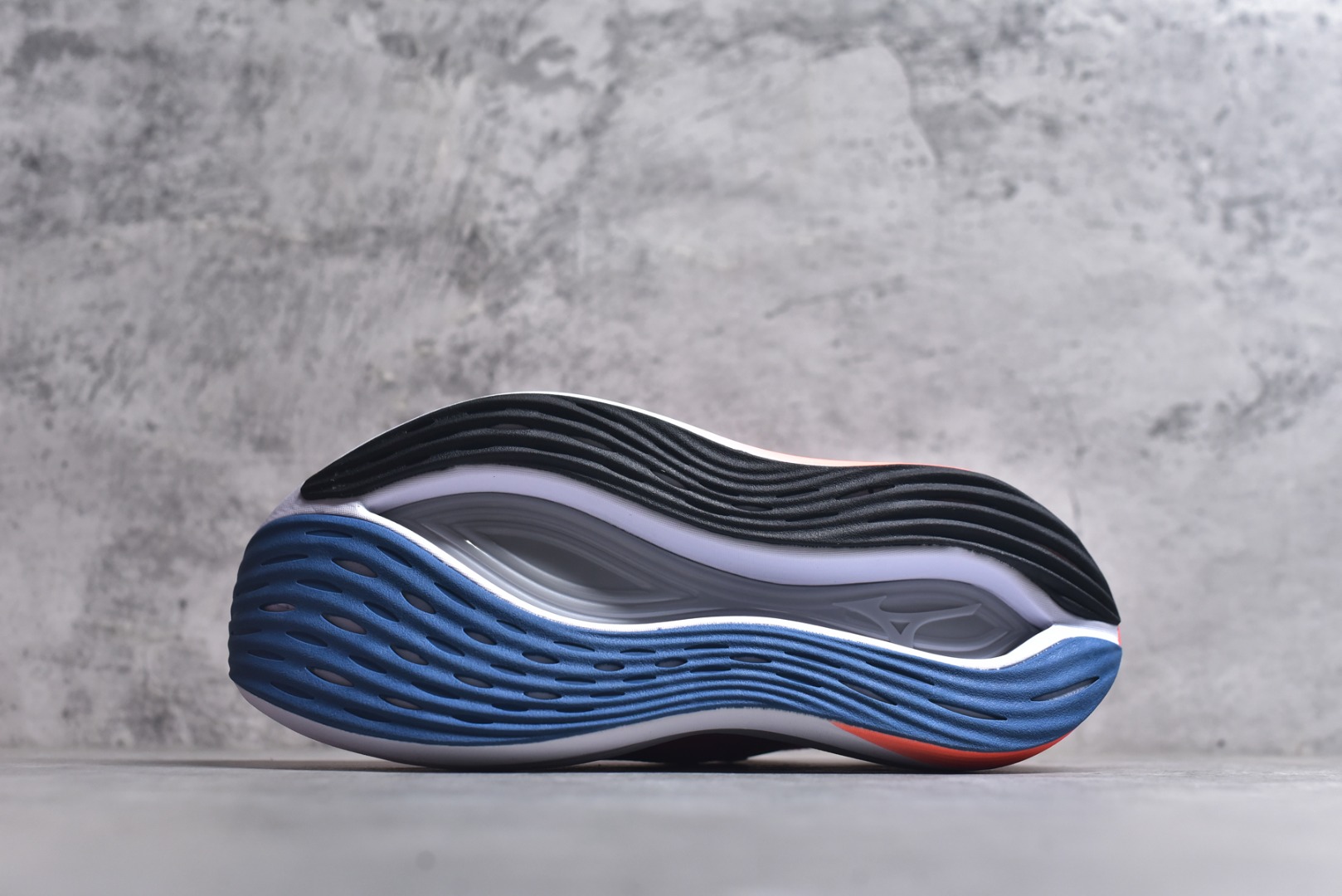 图片[6]-#Mizuno Neo Vista Y2K柔软舒适减震耐磨支撑 低帮休闲跑步鞋 男女同款 美津浓（Mizuno）是日本美津浓株式会社于1906年创立的运动品牌，经过一个多世纪的不断努力现已成为世界著名的运动器具、服装和鞋类生产商。美津浓力求服务于各类运动项目，并竭力使运动生活更加愉快和振奋。产品种类齐全，覆盖几乎全部主要运动项目，达到30万多个品类。尺码：36 36.5 37.5 38 38.5 39 40 40.5 41 42 42.5 43 44 44.5 45-选品中心