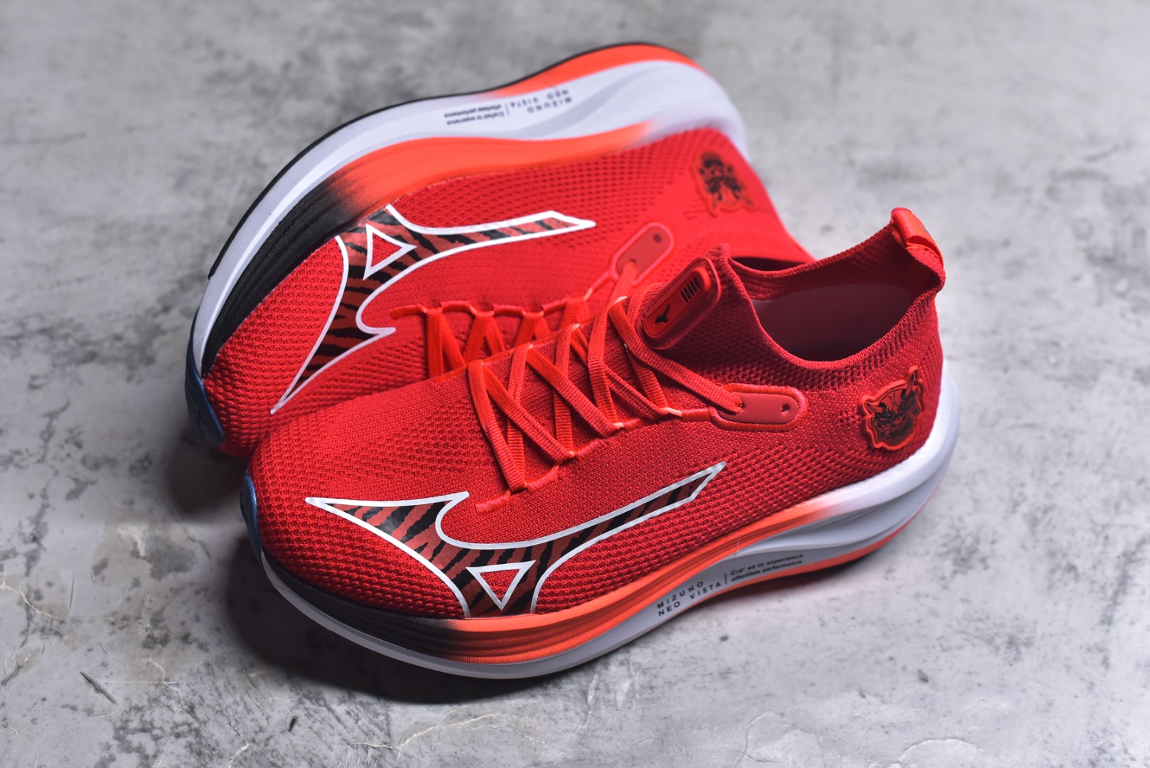 图片[7]-#Mizuno Neo Vista Y2K柔软舒适减震耐磨支撑 低帮休闲跑步鞋 男女同款 美津浓（Mizuno）是日本美津浓株式会社于1906年创立的运动品牌，经过一个多世纪的不断努力现已成为世界著名的运动器具、服装和鞋类生产商。美津浓力求服务于各类运动项目，并竭力使运动生活更加愉快和振奋。产品种类齐全，覆盖几乎全部主要运动项目，达到30万多个品类。尺码：36 36.5 37.5 38 38.5 39 40 40.5 41 42 42.5 43 44 44.5 45-选品中心