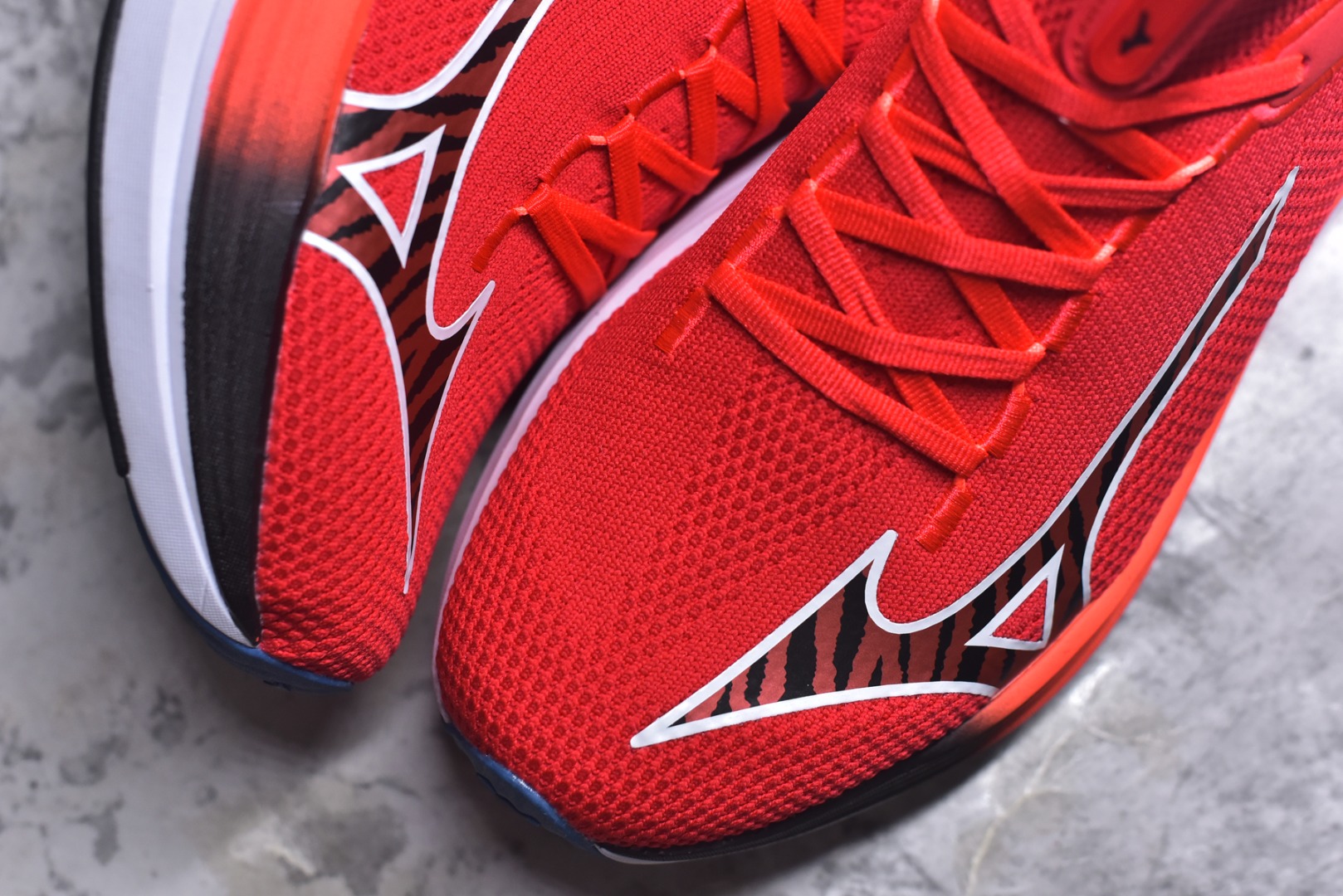 图片[8]-#Mizuno Neo Vista Y2K柔软舒适减震耐磨支撑 低帮休闲跑步鞋 男女同款 美津浓（Mizuno）是日本美津浓株式会社于1906年创立的运动品牌，经过一个多世纪的不断努力现已成为世界著名的运动器具、服装和鞋类生产商。美津浓力求服务于各类运动项目，并竭力使运动生活更加愉快和振奋。产品种类齐全，覆盖几乎全部主要运动项目，达到30万多个品类。尺码：36 36.5 37.5 38 38.5 39 40 40.5 41 42 42.5 43 44 44.5 45-选品中心