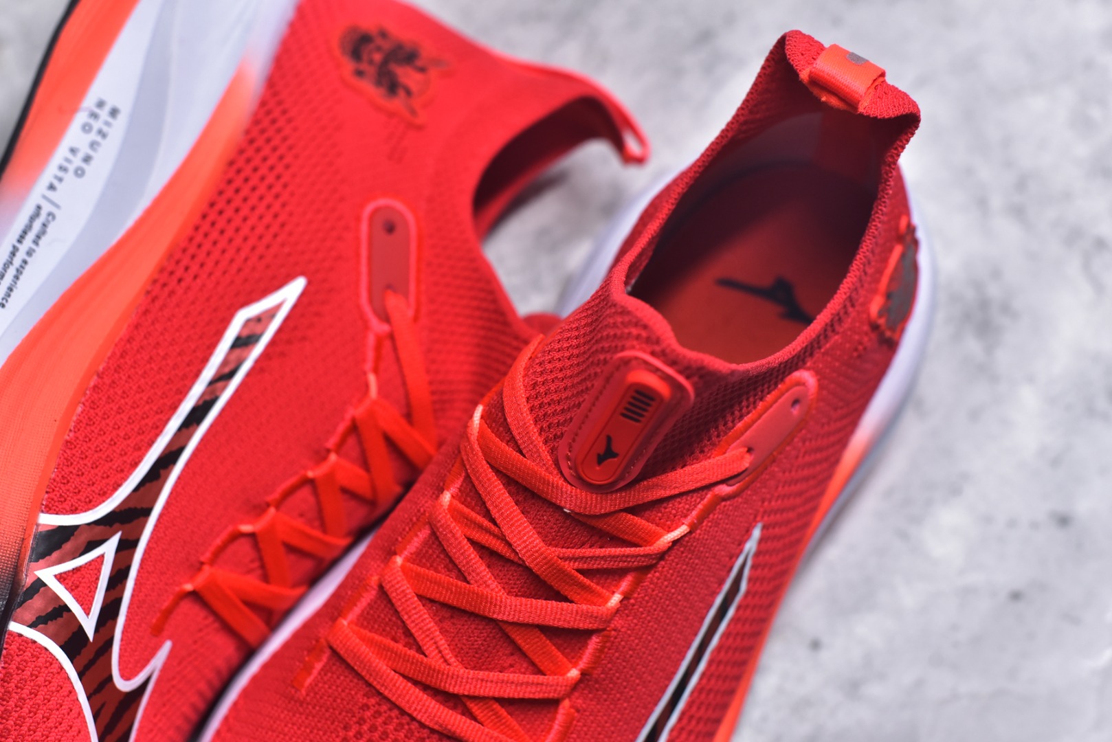 图片[9]-#Mizuno Neo Vista Y2K柔软舒适减震耐磨支撑 低帮休闲跑步鞋 男女同款 美津浓（Mizuno）是日本美津浓株式会社于1906年创立的运动品牌，经过一个多世纪的不断努力现已成为世界著名的运动器具、服装和鞋类生产商。美津浓力求服务于各类运动项目，并竭力使运动生活更加愉快和振奋。产品种类齐全，覆盖几乎全部主要运动项目，达到30万多个品类。尺码：36 36.5 37.5 38 38.5 39 40 40.5 41 42 42.5 43 44 44.5 45-选品中心