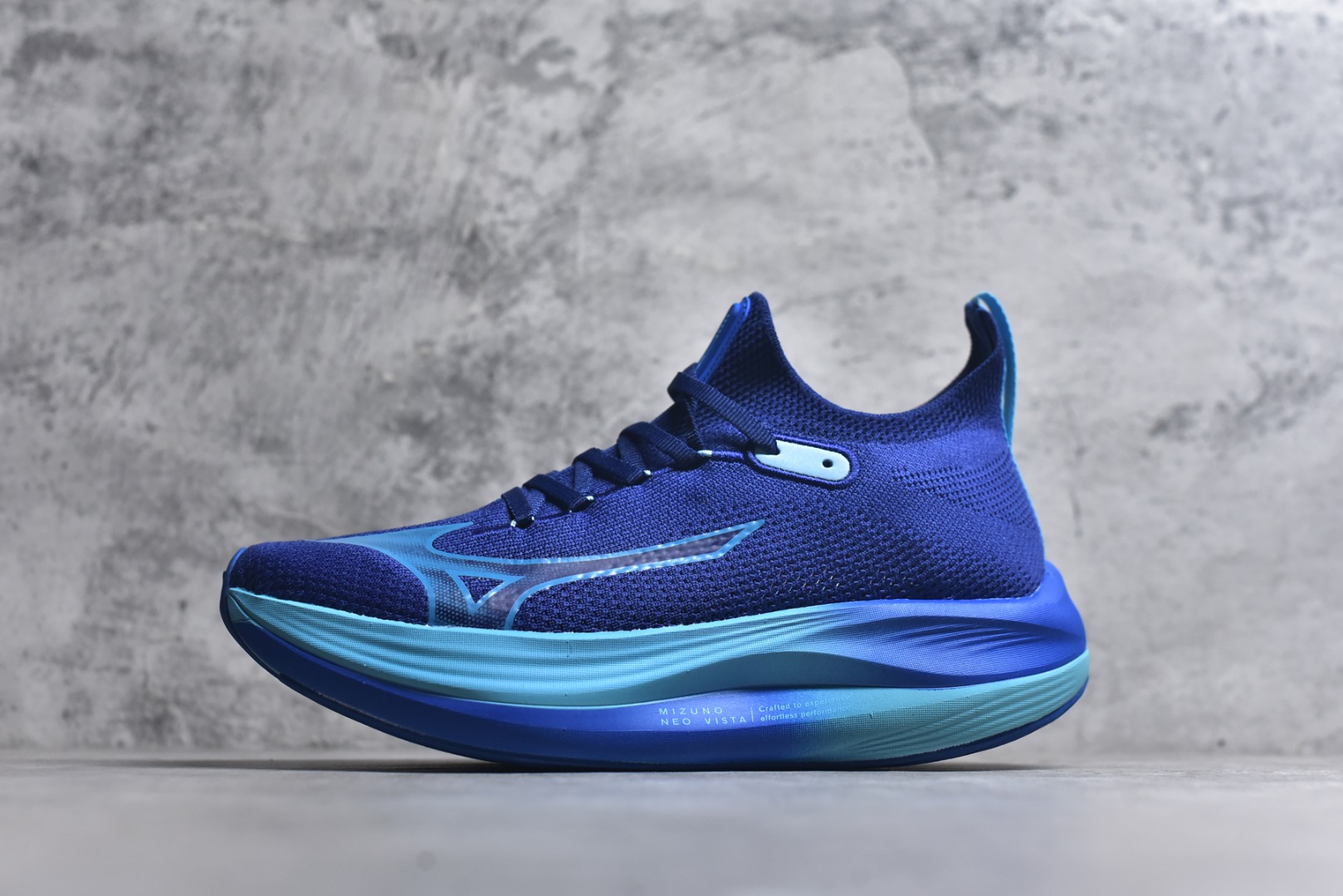 #Mizuno Neo Vista Y2K柔软舒适减震耐磨支撑 低帮休闲跑步鞋 男女同款 美津浓（Mizuno）是日本美津浓株式会社于1906年创立的运动品牌，经过一个多世纪的不断努力现已成为世界著名的运动器具、服装和鞋类生产商。美津浓力求服务于各类运动项目，并竭力使运动生活更加愉快和振奋。产品种类齐全，覆盖几乎全部主要运动项目，达到30万多个品类。尺码：36 36.5 37.5 38 38.5 39 40 40.5 41 42 42.5 43 44 44.5 45-选品中心