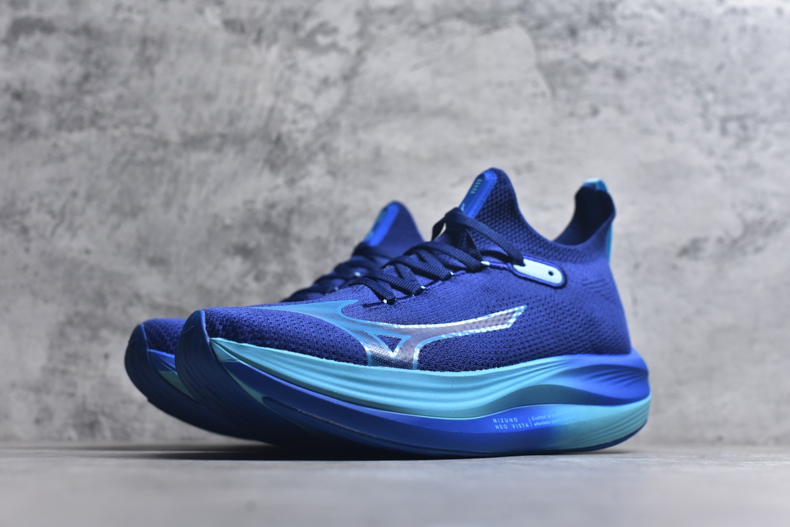 图片[2]-#Mizuno Neo Vista Y2K柔软舒适减震耐磨支撑 低帮休闲跑步鞋 男女同款 美津浓（Mizuno）是日本美津浓株式会社于1906年创立的运动品牌，经过一个多世纪的不断努力现已成为世界著名的运动器具、服装和鞋类生产商。美津浓力求服务于各类运动项目，并竭力使运动生活更加愉快和振奋。产品种类齐全，覆盖几乎全部主要运动项目，达到30万多个品类。尺码：36 36.5 37.5 38 38.5 39 40 40.5 41 42 42.5 43 44 44.5 45-选品中心