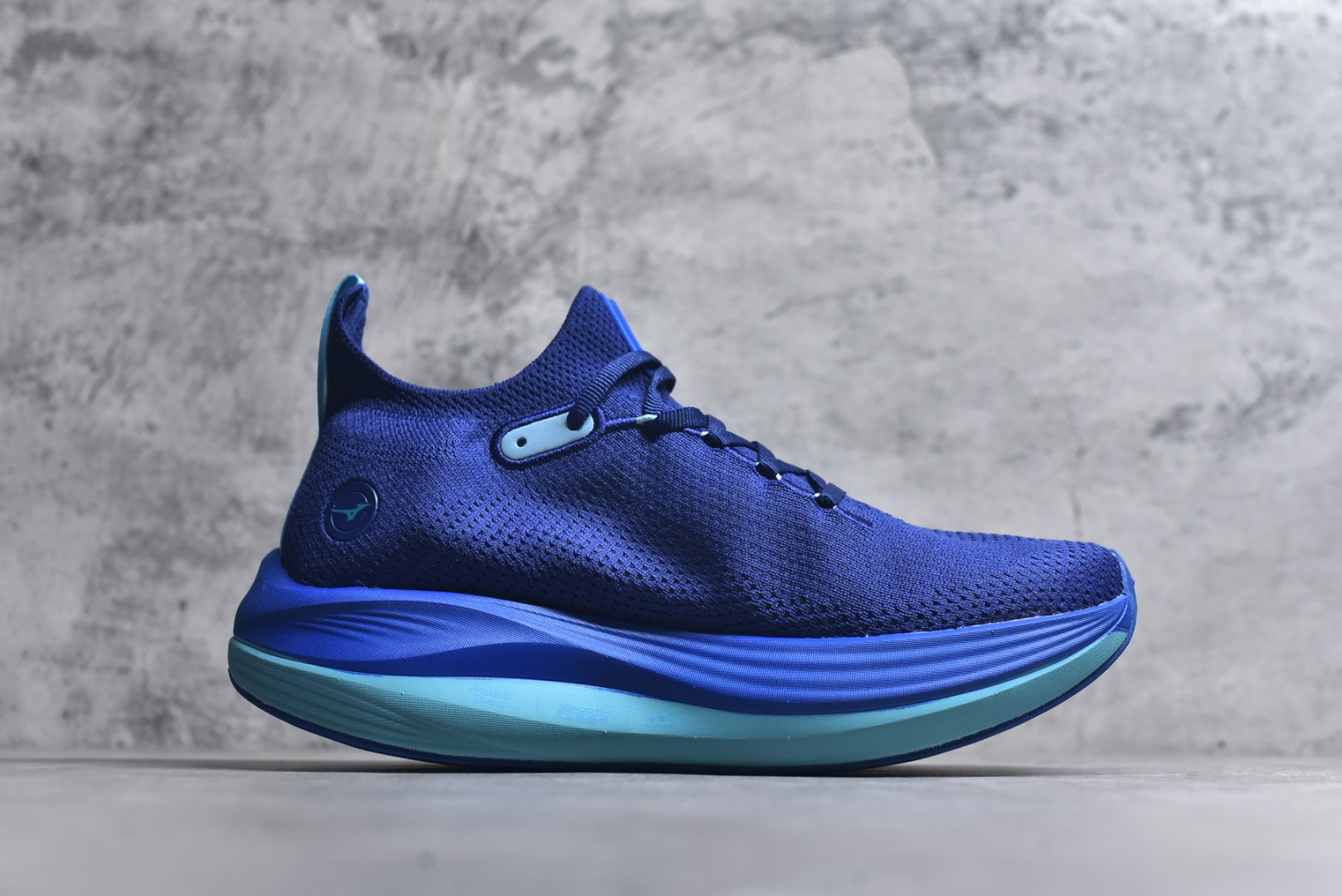 图片[3]-#Mizuno Neo Vista Y2K柔软舒适减震耐磨支撑 低帮休闲跑步鞋 男女同款 美津浓（Mizuno）是日本美津浓株式会社于1906年创立的运动品牌，经过一个多世纪的不断努力现已成为世界著名的运动器具、服装和鞋类生产商。美津浓力求服务于各类运动项目，并竭力使运动生活更加愉快和振奋。产品种类齐全，覆盖几乎全部主要运动项目，达到30万多个品类。尺码：36 36.5 37.5 38 38.5 39 40 40.5 41 42 42.5 43 44 44.5 45-选品中心