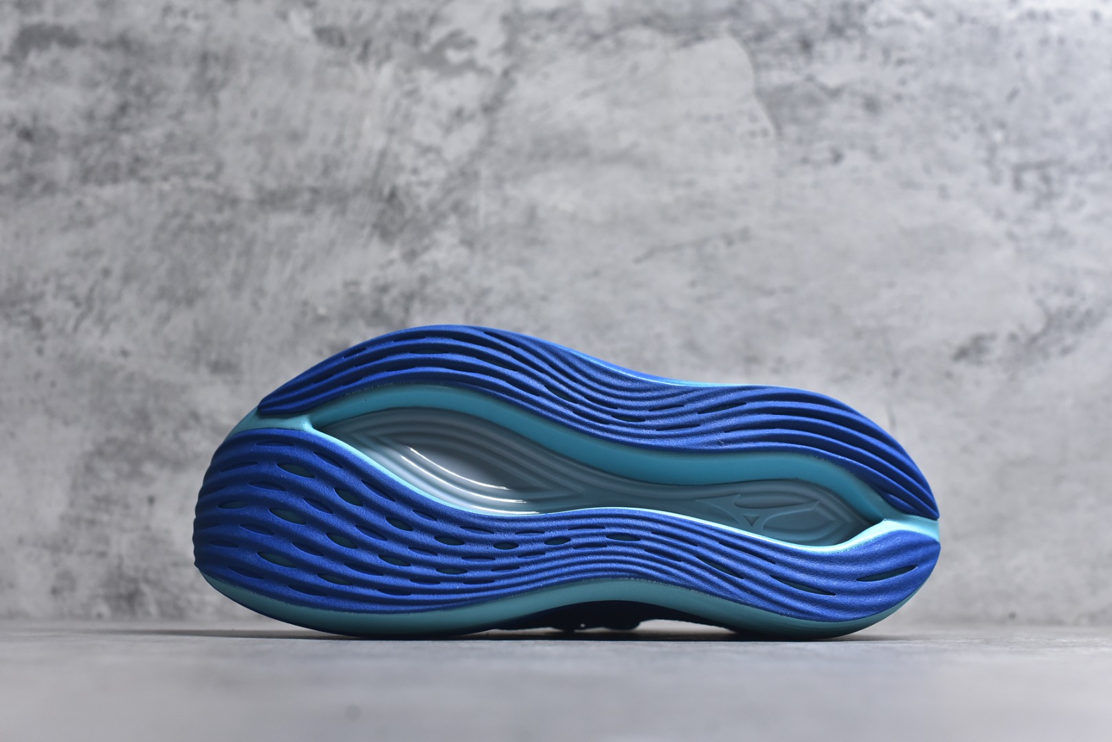 图片[6]-#Mizuno Neo Vista Y2K柔软舒适减震耐磨支撑 低帮休闲跑步鞋 男女同款 美津浓（Mizuno）是日本美津浓株式会社于1906年创立的运动品牌，经过一个多世纪的不断努力现已成为世界著名的运动器具、服装和鞋类生产商。美津浓力求服务于各类运动项目，并竭力使运动生活更加愉快和振奋。产品种类齐全，覆盖几乎全部主要运动项目，达到30万多个品类。尺码：36 36.5 37.5 38 38.5 39 40 40.5 41 42 42.5 43 44 44.5 45-选品中心