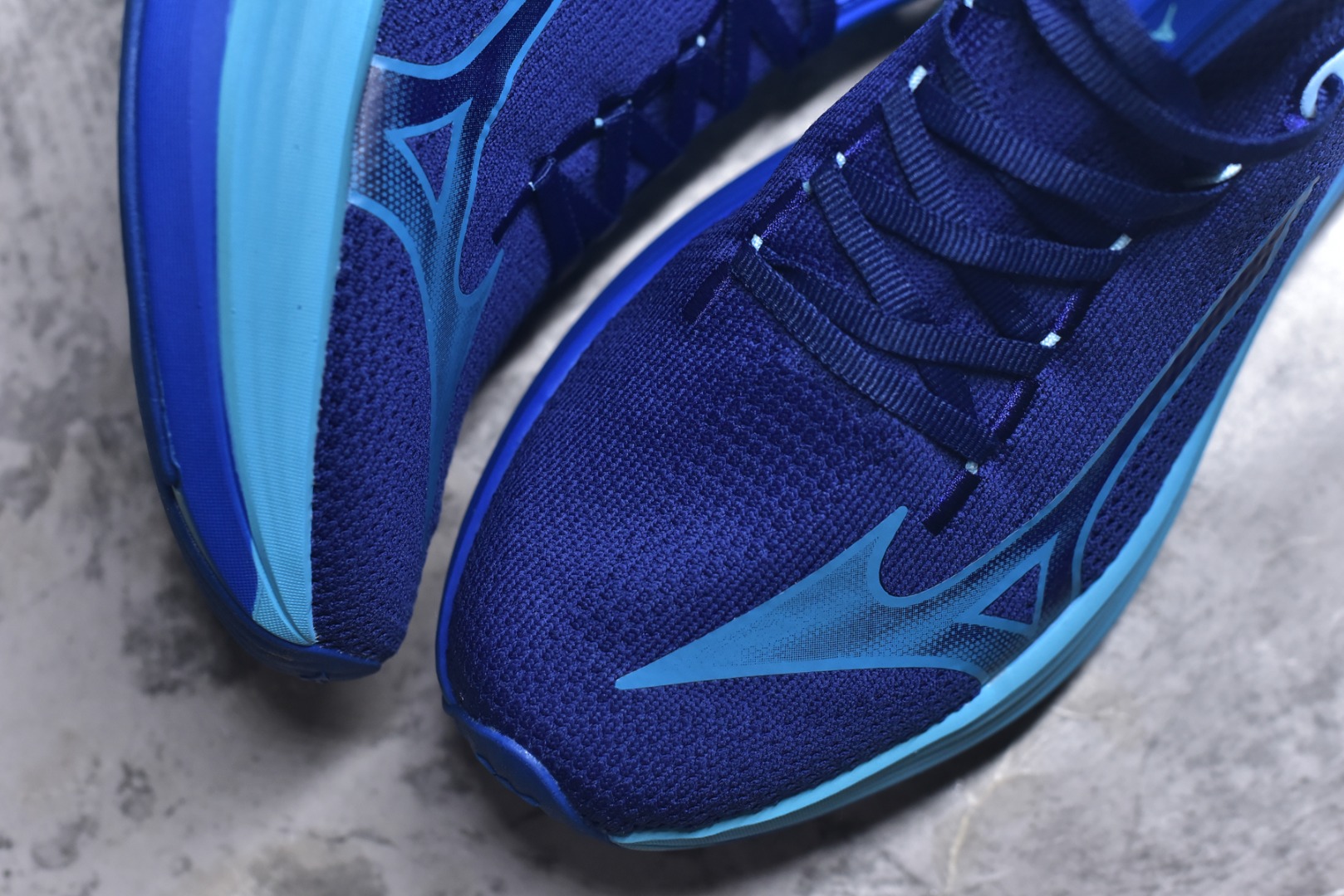 图片[8]-#Mizuno Neo Vista Y2K柔软舒适减震耐磨支撑 低帮休闲跑步鞋 男女同款 美津浓（Mizuno）是日本美津浓株式会社于1906年创立的运动品牌，经过一个多世纪的不断努力现已成为世界著名的运动器具、服装和鞋类生产商。美津浓力求服务于各类运动项目，并竭力使运动生活更加愉快和振奋。产品种类齐全，覆盖几乎全部主要运动项目，达到30万多个品类。尺码：36 36.5 37.5 38 38.5 39 40 40.5 41 42 42.5 43 44 44.5 45-选品中心