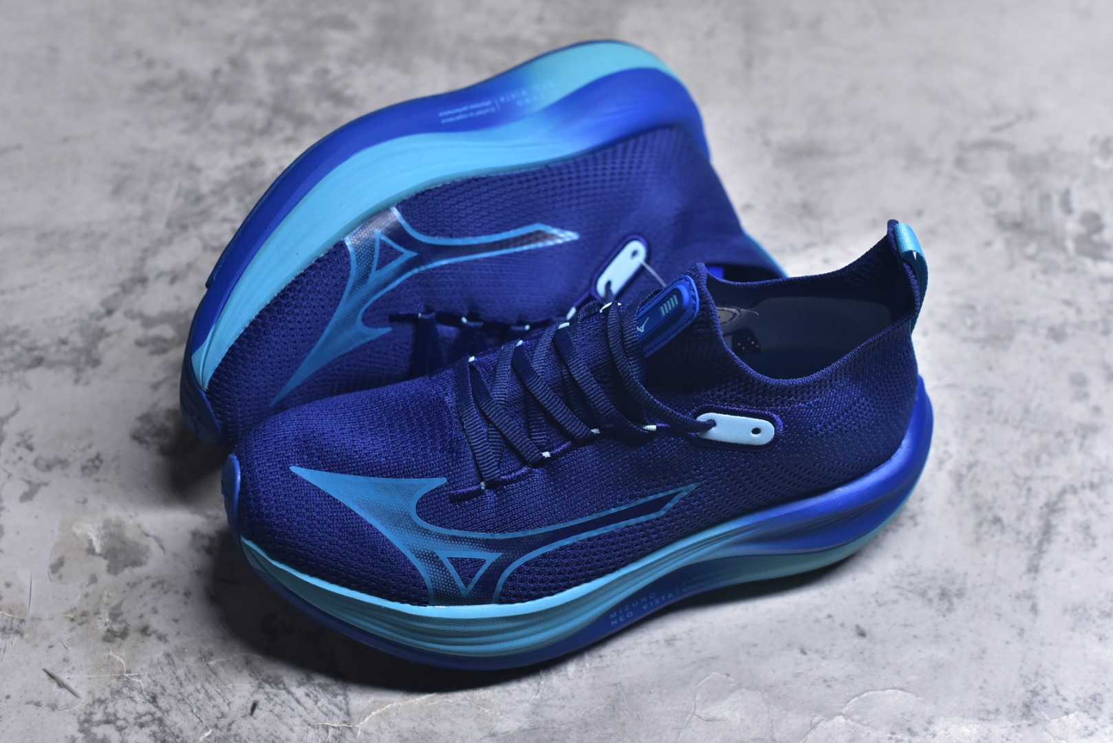 图片[7]-#Mizuno Neo Vista Y2K柔软舒适减震耐磨支撑 低帮休闲跑步鞋 男女同款 美津浓（Mizuno）是日本美津浓株式会社于1906年创立的运动品牌，经过一个多世纪的不断努力现已成为世界著名的运动器具、服装和鞋类生产商。美津浓力求服务于各类运动项目，并竭力使运动生活更加愉快和振奋。产品种类齐全，覆盖几乎全部主要运动项目，达到30万多个品类。尺码：36 36.5 37.5 38 38.5 39 40 40.5 41 42 42.5 43 44 44.5 45-选品中心