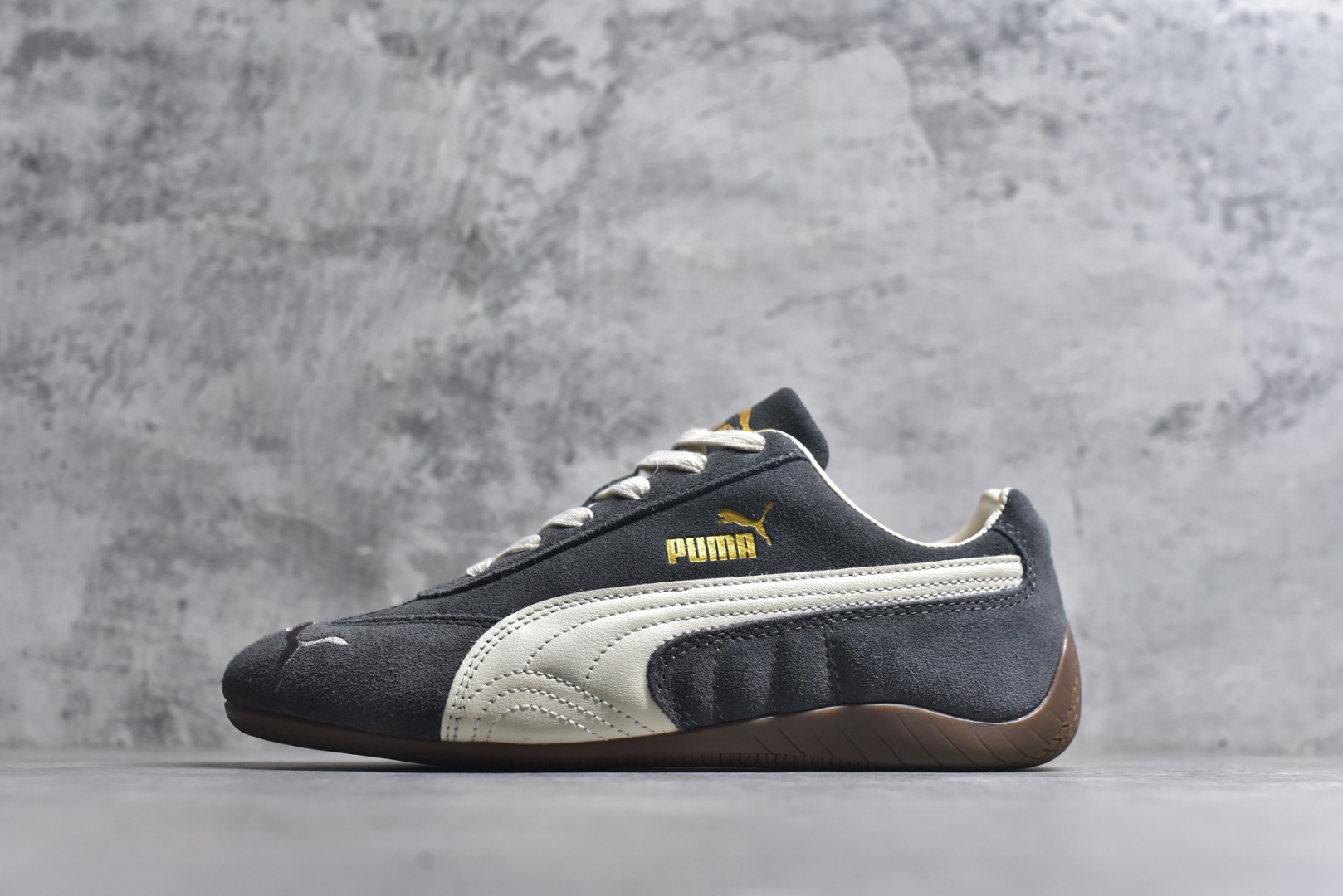 #Puma Speedcet 深灰色 彪马薄底德迅复古运动休闲赛车跑鞋 以趣味十足又前卫复古的设计引领潮流，将赛道精神融入街头时尚，开启前卫竞速之旅。融入经典配色，主打前卫复古风。鞋款的鞋侧以复古的流线造型，缀以经典Logo，巧妙吸睛；麂皮+网眼融合舒适鞋面，赋予了独特的个性美学，演绎赛车的无尽能量。 货号：403688-03 尺码：35.5 36 37 37.5 38 38.5 39 40 40.5 41 42 42.5 43 44 45-选品中心