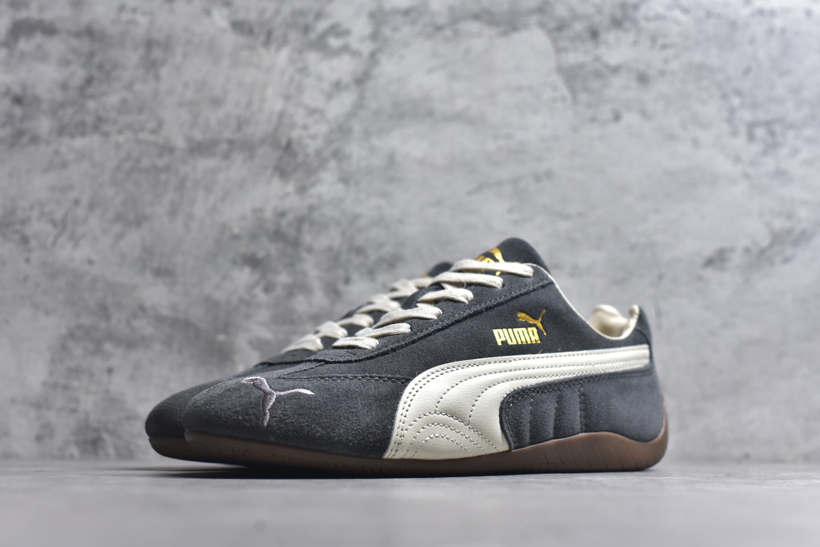 图片[2]-#Puma Speedcet 深灰色 彪马薄底德迅复古运动休闲赛车跑鞋 以趣味十足又前卫复古的设计引领潮流，将赛道精神融入街头时尚，开启前卫竞速之旅。融入经典配色，主打前卫复古风。鞋款的鞋侧以复古的流线造型，缀以经典Logo，巧妙吸睛；麂皮+网眼融合舒适鞋面，赋予了独特的个性美学，演绎赛车的无尽能量。 货号：403688-03 尺码：35.5 36 37 37.5 38 38.5 39 40 40.5 41 42 42.5 43 44 45-选品中心