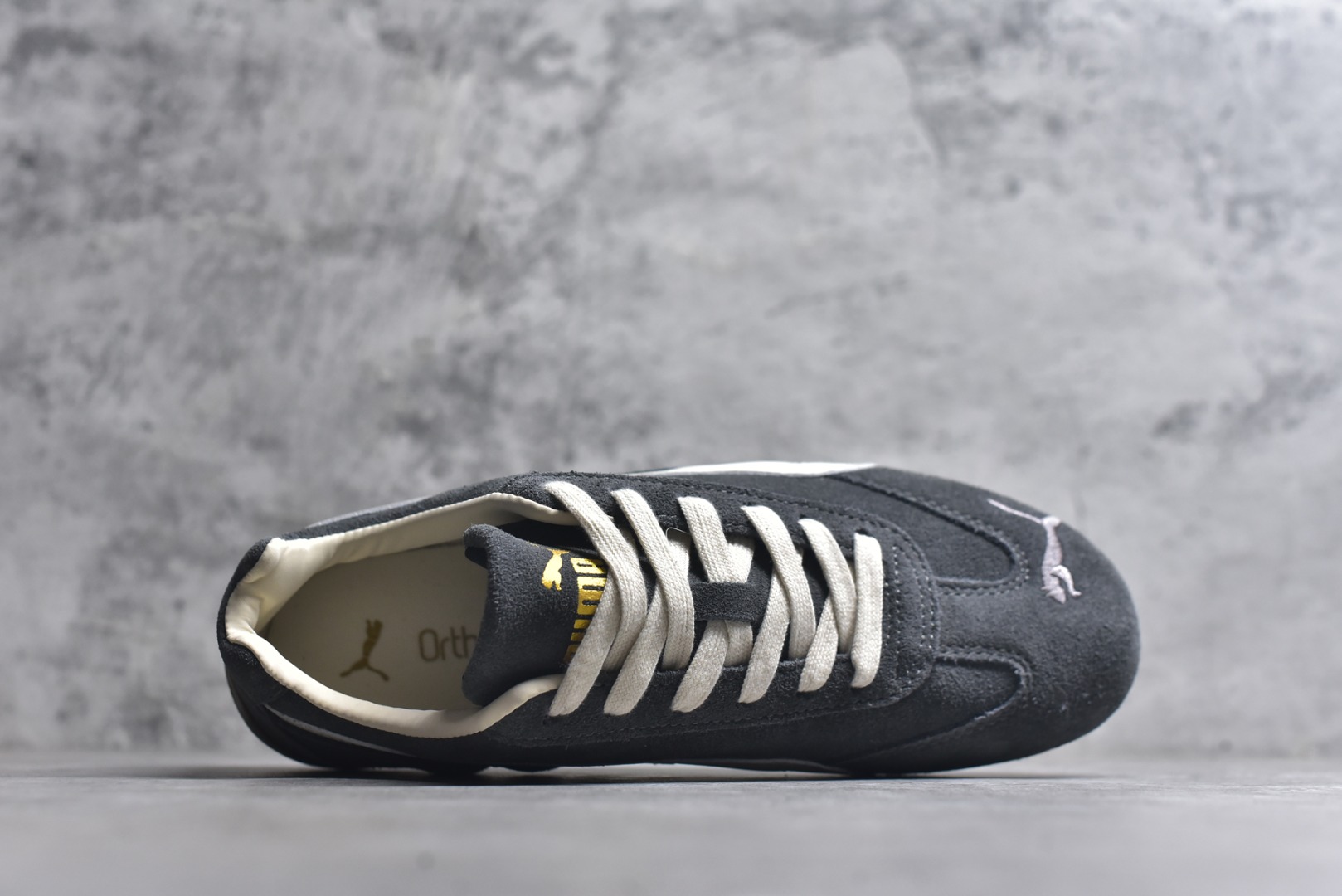 图片[4]-#Puma Speedcet 深灰色 彪马薄底德迅复古运动休闲赛车跑鞋 以趣味十足又前卫复古的设计引领潮流，将赛道精神融入街头时尚，开启前卫竞速之旅。融入经典配色，主打前卫复古风。鞋款的鞋侧以复古的流线造型，缀以经典Logo，巧妙吸睛；麂皮+网眼融合舒适鞋面，赋予了独特的个性美学，演绎赛车的无尽能量。 货号：403688-03 尺码：35.5 36 37 37.5 38 38.5 39 40 40.5 41 42 42.5 43 44 45-选品中心