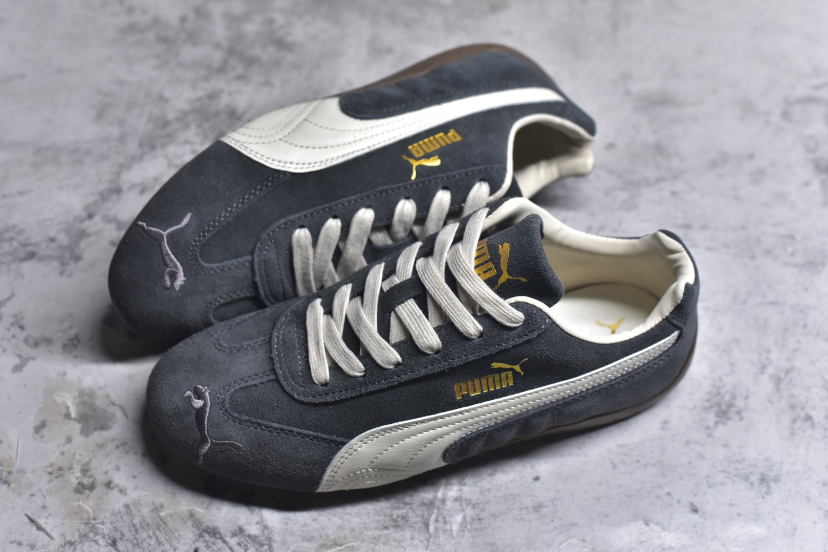 图片[7]-#Puma Speedcet 深灰色 彪马薄底德迅复古运动休闲赛车跑鞋 以趣味十足又前卫复古的设计引领潮流，将赛道精神融入街头时尚，开启前卫竞速之旅。融入经典配色，主打前卫复古风。鞋款的鞋侧以复古的流线造型，缀以经典Logo，巧妙吸睛；麂皮+网眼融合舒适鞋面，赋予了独特的个性美学，演绎赛车的无尽能量。 货号：403688-03 尺码：35.5 36 37 37.5 38 38.5 39 40 40.5 41 42 42.5 43 44 45-选品中心