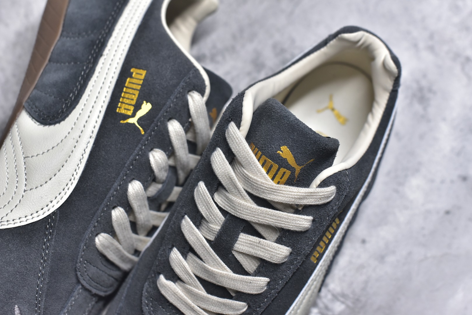 图片[9]-#Puma Speedcet 深灰色 彪马薄底德迅复古运动休闲赛车跑鞋 以趣味十足又前卫复古的设计引领潮流，将赛道精神融入街头时尚，开启前卫竞速之旅。融入经典配色，主打前卫复古风。鞋款的鞋侧以复古的流线造型，缀以经典Logo，巧妙吸睛；麂皮+网眼融合舒适鞋面，赋予了独特的个性美学，演绎赛车的无尽能量。 货号：403688-03 尺码：35.5 36 37 37.5 38 38.5 39 40 40.5 41 42 42.5 43 44 45-选品中心