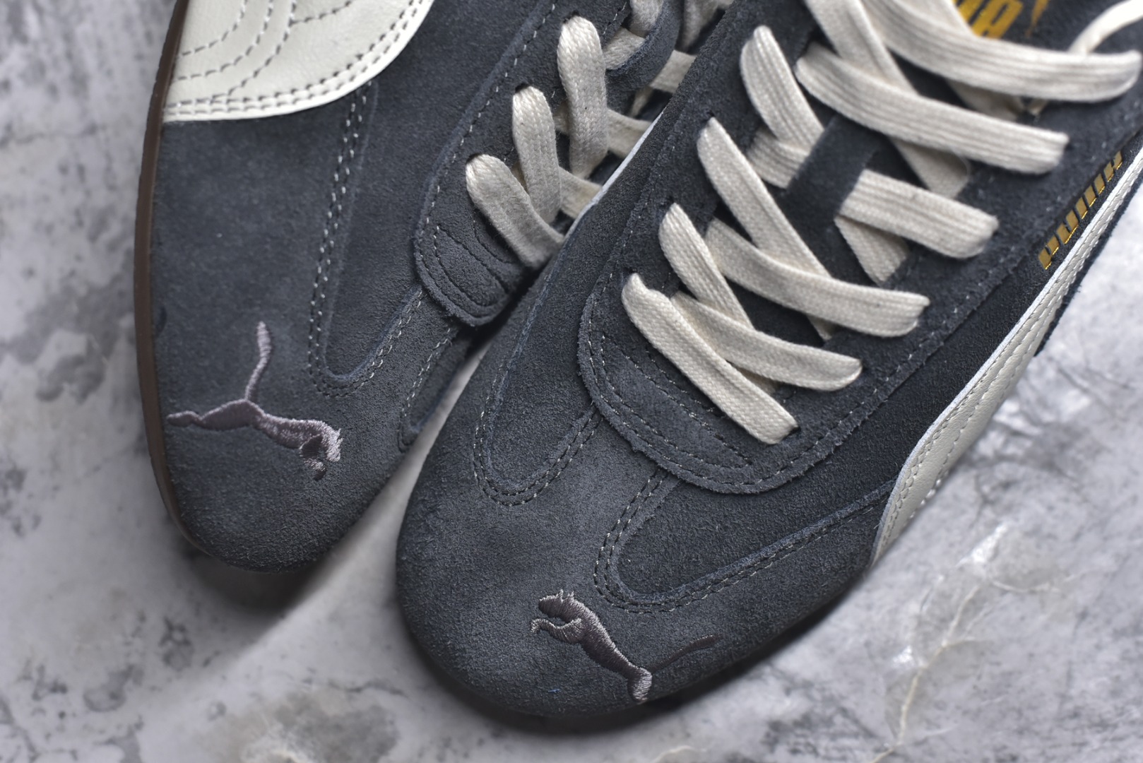 图片[8]-#Puma Speedcet 深灰色 彪马薄底德迅复古运动休闲赛车跑鞋 以趣味十足又前卫复古的设计引领潮流，将赛道精神融入街头时尚，开启前卫竞速之旅。融入经典配色，主打前卫复古风。鞋款的鞋侧以复古的流线造型，缀以经典Logo，巧妙吸睛；麂皮+网眼融合舒适鞋面，赋予了独特的个性美学，演绎赛车的无尽能量。 货号：403688-03 尺码：35.5 36 37 37.5 38 38.5 39 40 40.5 41 42 42.5 43 44 45-选品中心