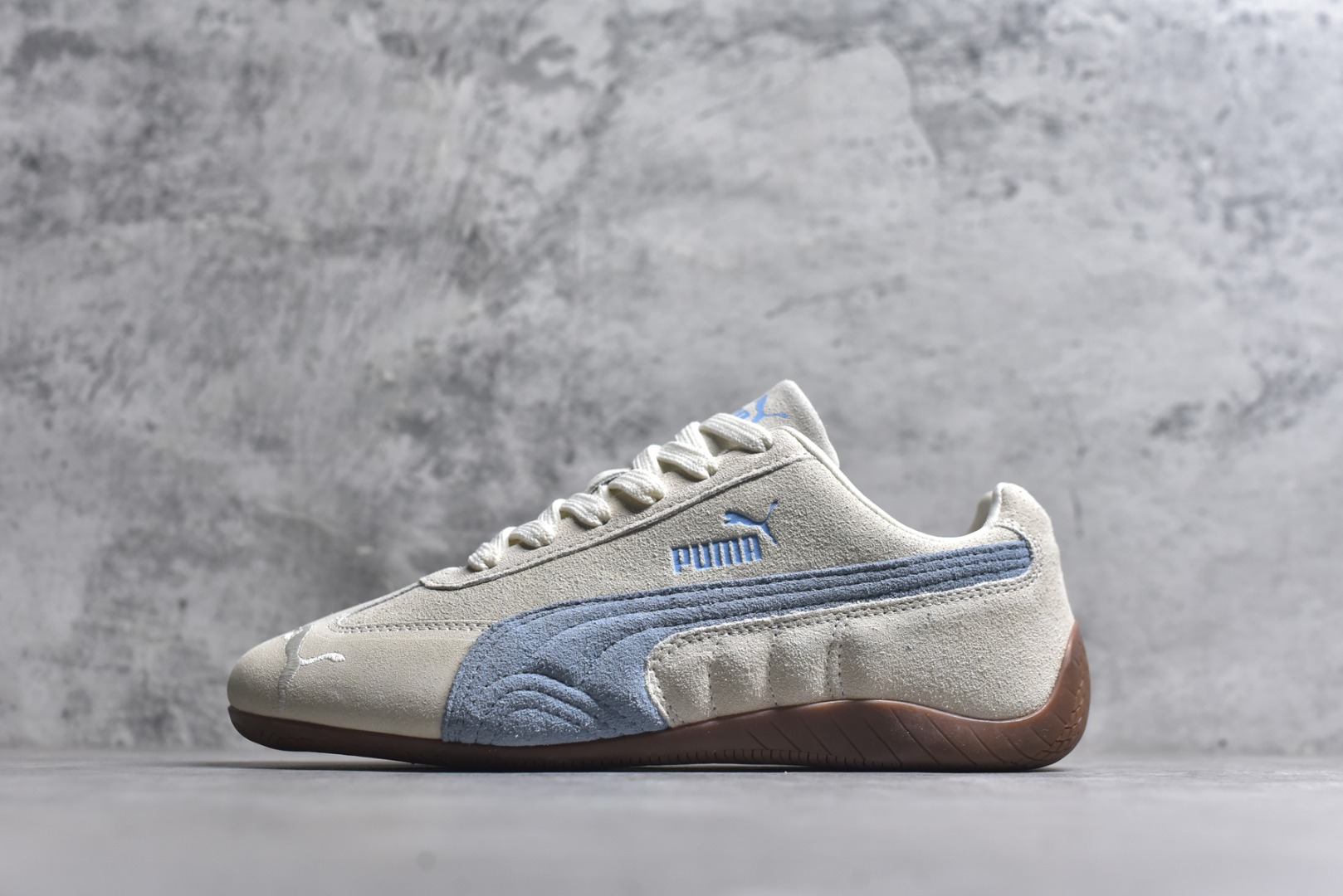 #Puma Speedcet 米蓝色 彪马薄底德迅复古运动休闲赛车跑鞋 以趣味十足又前卫复古的设计引领潮流，将赛道精神融入街头时尚，开启前卫竞速之旅。融入经典配色，主打前卫复古风。鞋款的鞋侧以复古的流线造型，缀以经典Logo，巧妙吸睛；麂皮+网眼融合舒适鞋面，赋予了独特的个性美学，演绎赛车的无尽能量。 货号：401698-19 尺码：35.5 36 37 37.5 38 38.5 39 40 40.5 41 42 42.5 43 44 45-选品中心