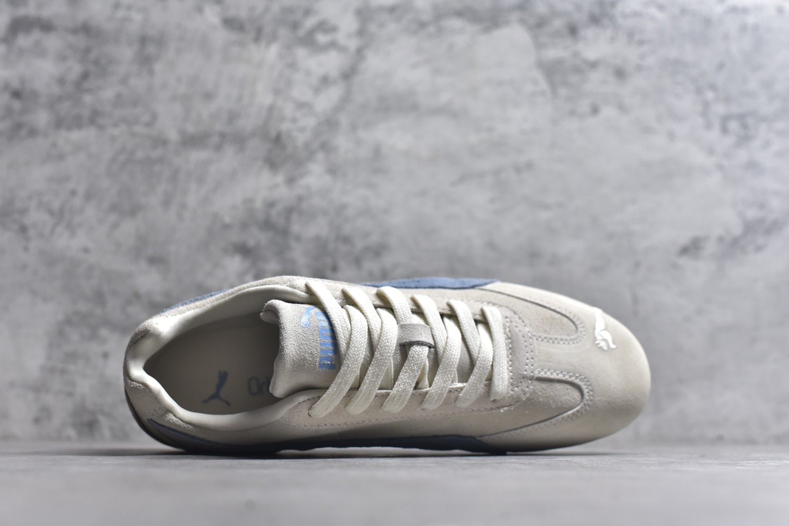 图片[4]-#Puma Speedcet 米蓝色 彪马薄底德迅复古运动休闲赛车跑鞋 以趣味十足又前卫复古的设计引领潮流，将赛道精神融入街头时尚，开启前卫竞速之旅。融入经典配色，主打前卫复古风。鞋款的鞋侧以复古的流线造型，缀以经典Logo，巧妙吸睛；麂皮+网眼融合舒适鞋面，赋予了独特的个性美学，演绎赛车的无尽能量。 货号：401698-19 尺码：35.5 36 37 37.5 38 38.5 39 40 40.5 41 42 42.5 43 44 45-选品中心