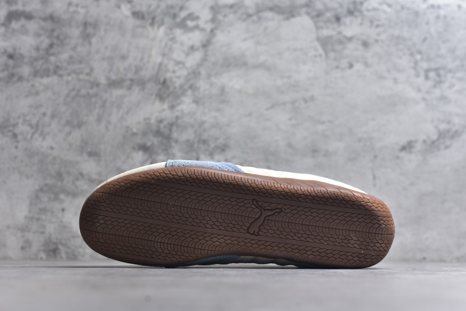 图片[6]-#Puma Speedcet 米蓝色 彪马薄底德迅复古运动休闲赛车跑鞋 以趣味十足又前卫复古的设计引领潮流，将赛道精神融入街头时尚，开启前卫竞速之旅。融入经典配色，主打前卫复古风。鞋款的鞋侧以复古的流线造型，缀以经典Logo，巧妙吸睛；麂皮+网眼融合舒适鞋面，赋予了独特的个性美学，演绎赛车的无尽能量。 货号：401698-19 尺码：35.5 36 37 37.5 38 38.5 39 40 40.5 41 42 42.5 43 44 45-选品中心