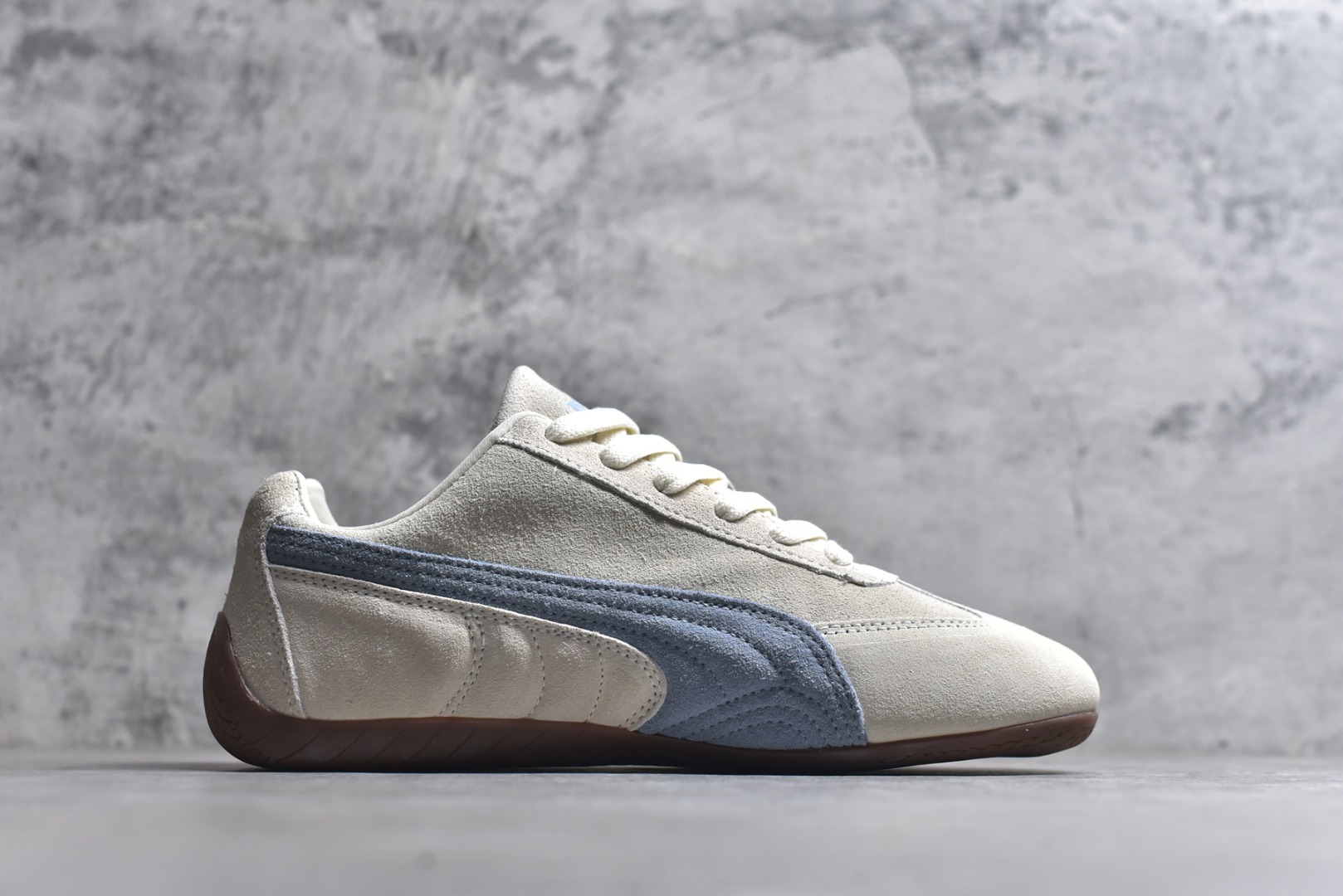 图片[3]-#Puma Speedcet 米蓝色 彪马薄底德迅复古运动休闲赛车跑鞋 以趣味十足又前卫复古的设计引领潮流，将赛道精神融入街头时尚，开启前卫竞速之旅。融入经典配色，主打前卫复古风。鞋款的鞋侧以复古的流线造型，缀以经典Logo，巧妙吸睛；麂皮+网眼融合舒适鞋面，赋予了独特的个性美学，演绎赛车的无尽能量。 货号：401698-19 尺码：35.5 36 37 37.5 38 38.5 39 40 40.5 41 42 42.5 43 44 45-选品中心