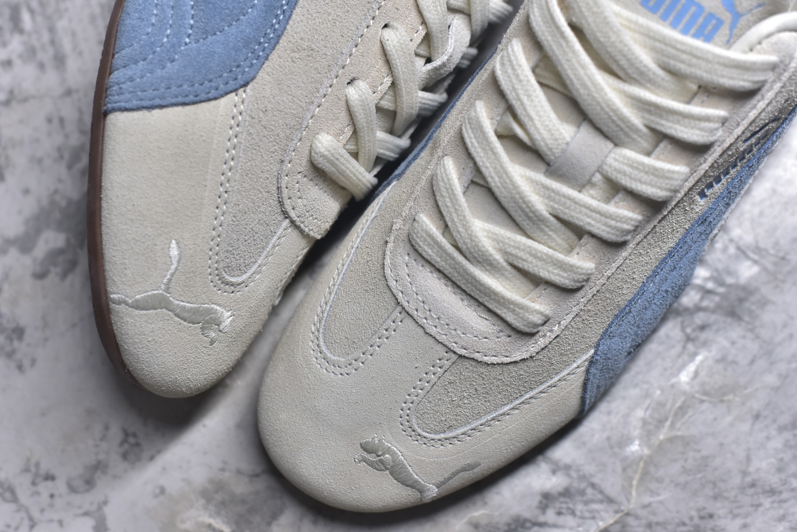 图片[8]-#Puma Speedcet 米蓝色 彪马薄底德迅复古运动休闲赛车跑鞋 以趣味十足又前卫复古的设计引领潮流，将赛道精神融入街头时尚，开启前卫竞速之旅。融入经典配色，主打前卫复古风。鞋款的鞋侧以复古的流线造型，缀以经典Logo，巧妙吸睛；麂皮+网眼融合舒适鞋面，赋予了独特的个性美学，演绎赛车的无尽能量。 货号：401698-19 尺码：35.5 36 37 37.5 38 38.5 39 40 40.5 41 42 42.5 43 44 45-选品中心