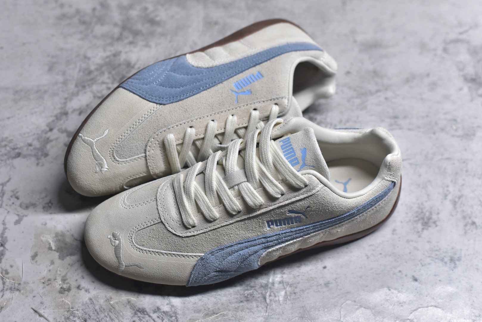 图片[7]-#Puma Speedcet 米蓝色 彪马薄底德迅复古运动休闲赛车跑鞋 以趣味十足又前卫复古的设计引领潮流，将赛道精神融入街头时尚，开启前卫竞速之旅。融入经典配色，主打前卫复古风。鞋款的鞋侧以复古的流线造型，缀以经典Logo，巧妙吸睛；麂皮+网眼融合舒适鞋面，赋予了独特的个性美学，演绎赛车的无尽能量。 货号：401698-19 尺码：35.5 36 37 37.5 38 38.5 39 40 40.5 41 42 42.5 43 44 45-选品中心