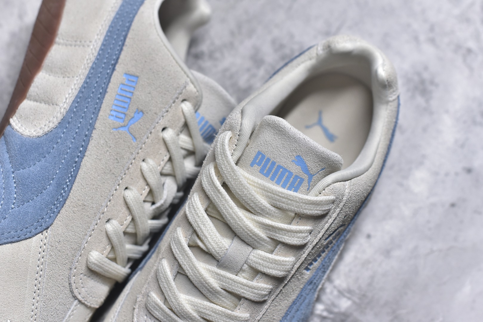 图片[9]-#Puma Speedcet 米蓝色 彪马薄底德迅复古运动休闲赛车跑鞋 以趣味十足又前卫复古的设计引领潮流，将赛道精神融入街头时尚，开启前卫竞速之旅。融入经典配色，主打前卫复古风。鞋款的鞋侧以复古的流线造型，缀以经典Logo，巧妙吸睛；麂皮+网眼融合舒适鞋面，赋予了独特的个性美学，演绎赛车的无尽能量。 货号：401698-19 尺码：35.5 36 37 37.5 38 38.5 39 40 40.5 41 42 42.5 43 44 45-选品中心