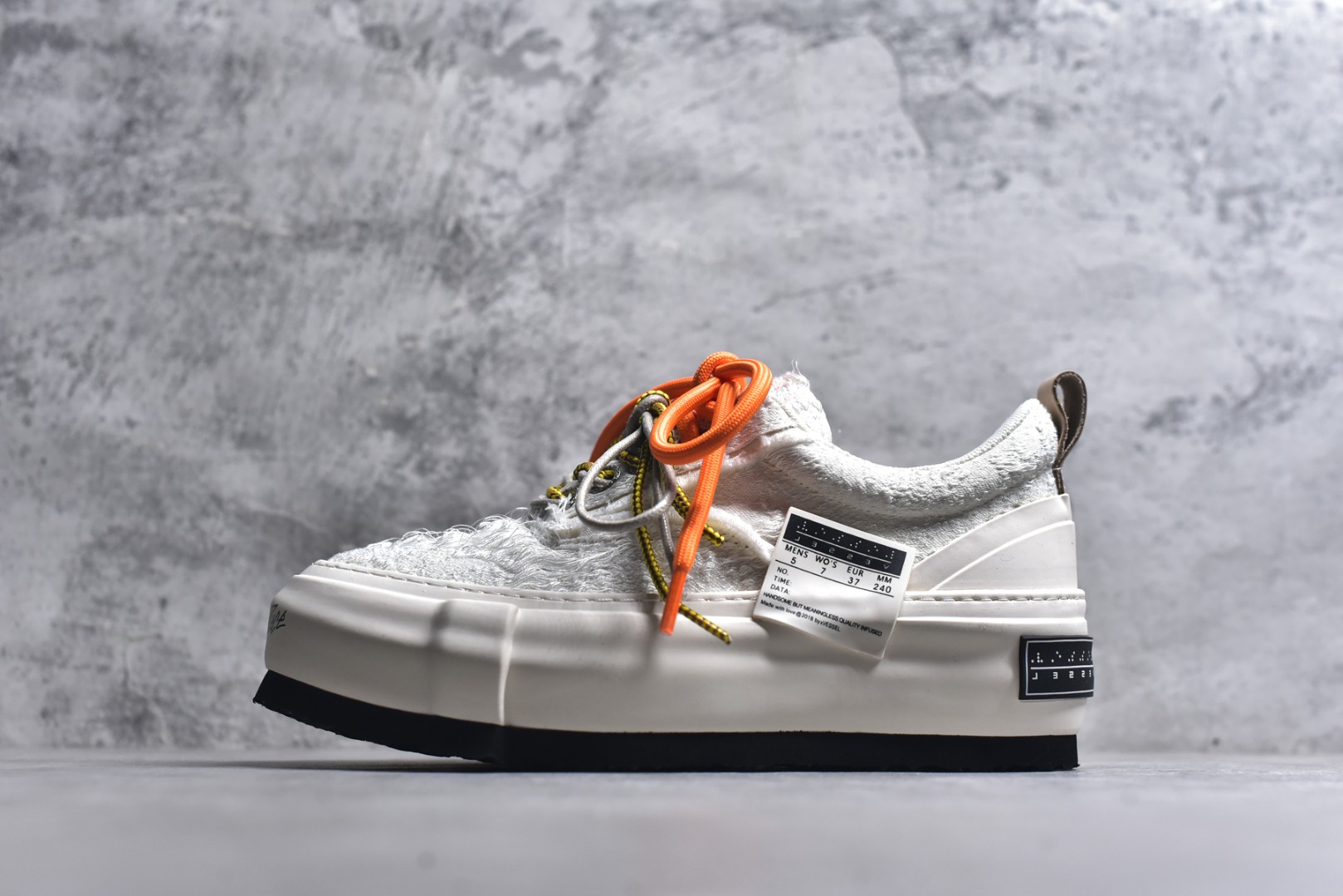 #VESSEL x Snowflake 吴建豪联名 雪花酥厚底增高休闲板鞋 Whihe #5cm隐形厚底暗藏心机，显高显腿长，3M反光条暗藏Sneakerhead彩蛋，夜行自带Focus光效，软糯奶霜包裹鞋身，温柔狙击少女心 尺码：35 36 37 38 39 40 41 42 43 44 45-选品中心