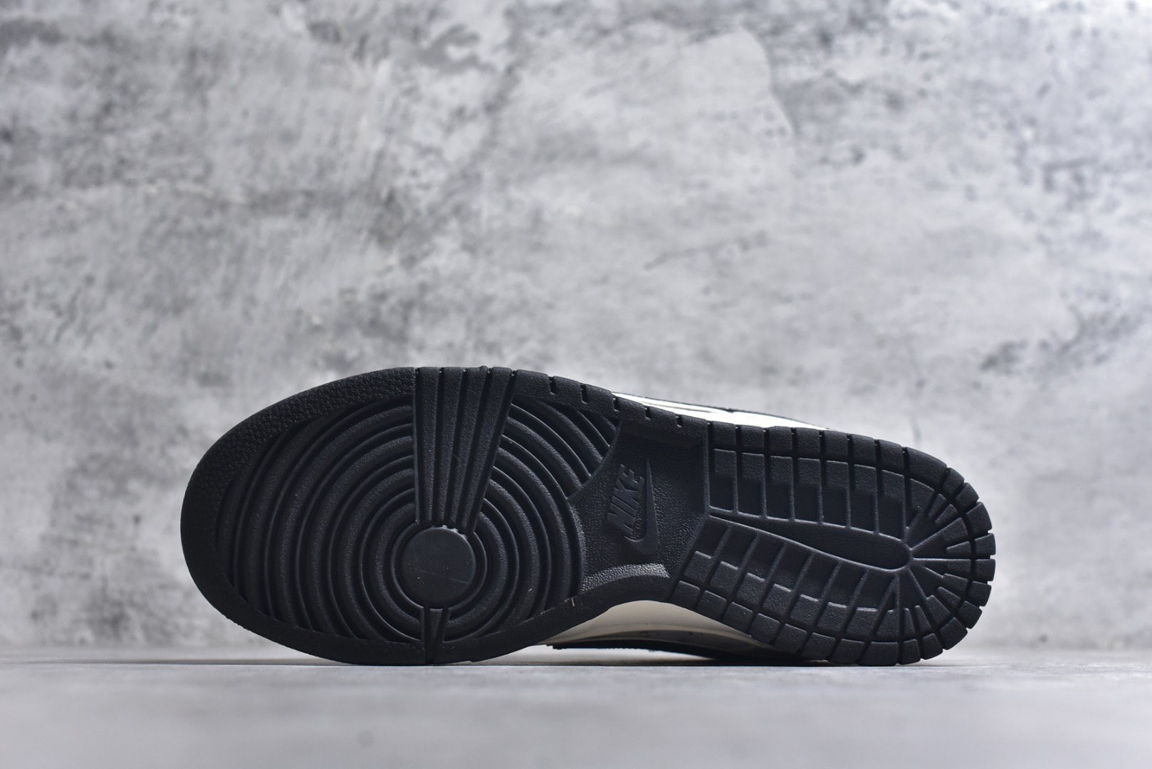 图片[6]-#Nike SB Dunk Low“ 斯图西联名——米黑勾银边” 周年高端定制 低帮休闲板鞋 定制鞋盒 大厂纯原品质出货 超高清洁度 皮料切割干净无任何毛边 细节完美 货号：XX3168-306 尺码：36 36.5 37.5 38 38.5 39 40 40.5 41 42 42.5 43 44 44.5 45-选品中心