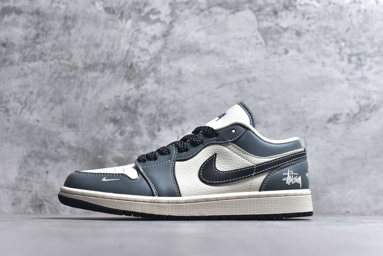 #Nike Jordan Air Jordan 1“斯图西联名——蓝灰色” 高端定制 低帮 复古 减震 防滑 耐磨 篮球鞋 定制鞋盒 大厂纯原品质出货 超高清洁度 皮料切割干净无任何毛边 细节完美 货号：XX3318-506 尺码：36 36.5 37.5 38 38.5 39 40 40.5 41 42 42.5 43 44 44.5 45-选品中心