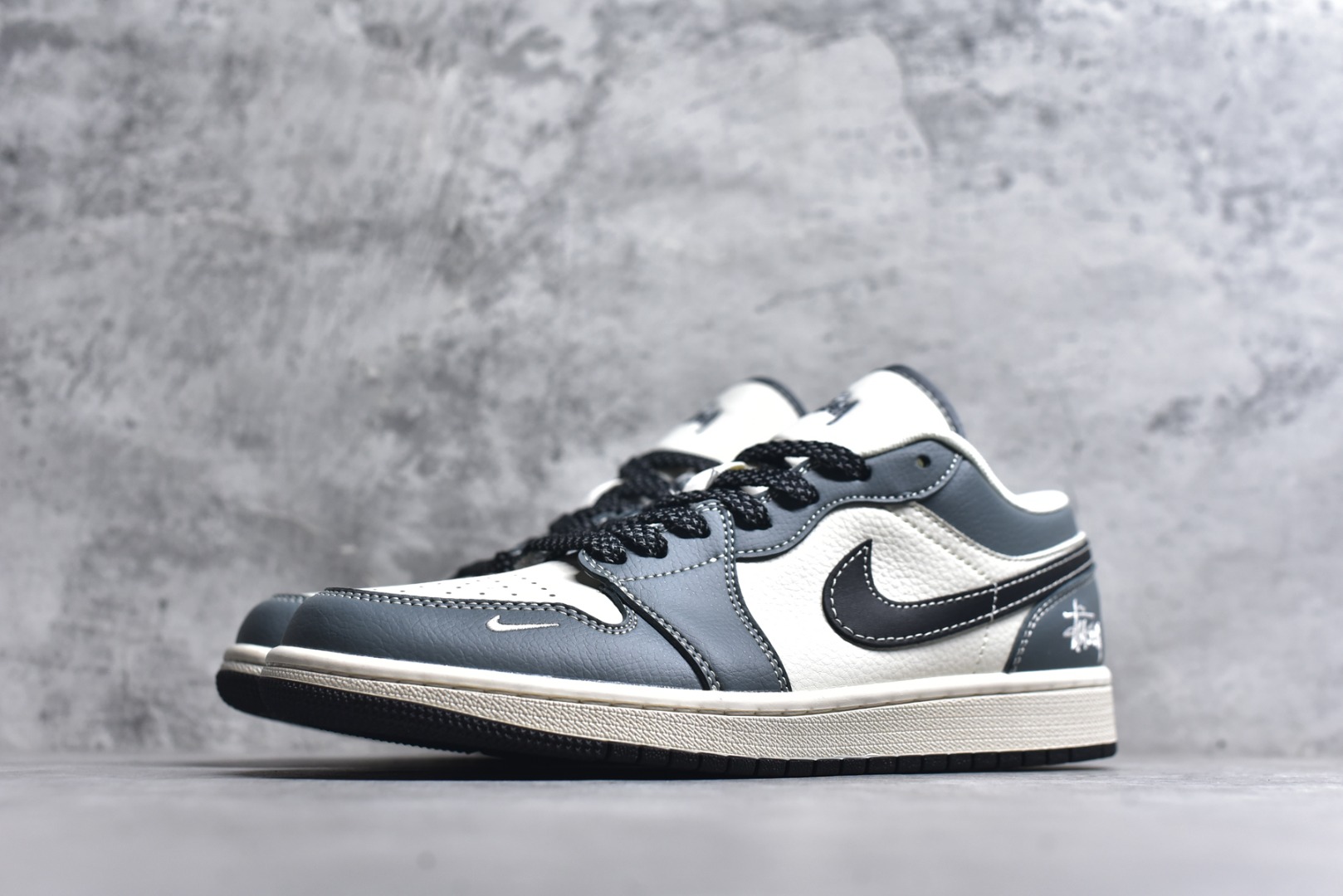 图片[2]-#Nike Jordan Air Jordan 1“斯图西联名——蓝灰色” 高端定制 低帮 复古 减震 防滑 耐磨 篮球鞋 定制鞋盒 大厂纯原品质出货 超高清洁度 皮料切割干净无任何毛边 细节完美 货号：XX3318-506 尺码：36 36.5 37.5 38 38.5 39 40 40.5 41 42 42.5 43 44 44.5 45-选品中心