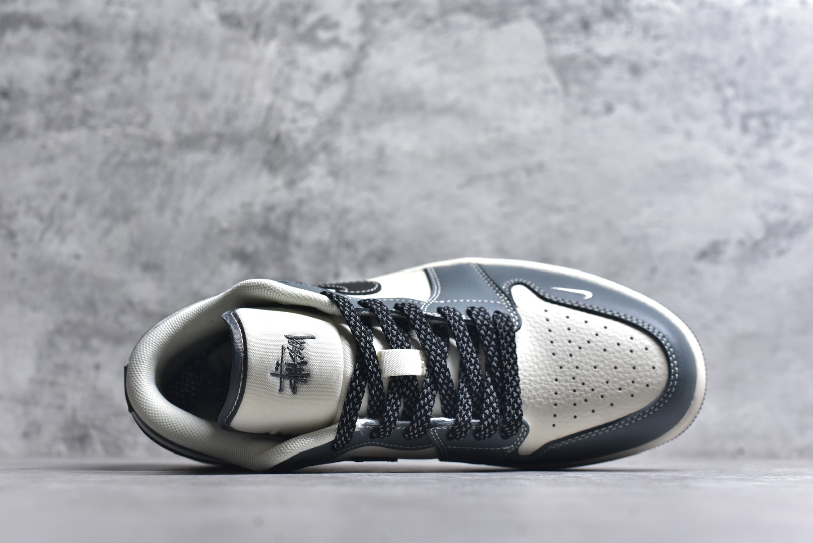 图片[4]-#Nike Jordan Air Jordan 1“斯图西联名——蓝灰色” 高端定制 低帮 复古 减震 防滑 耐磨 篮球鞋 定制鞋盒 大厂纯原品质出货 超高清洁度 皮料切割干净无任何毛边 细节完美 货号：XX3318-506 尺码：36 36.5 37.5 38 38.5 39 40 40.5 41 42 42.5 43 44 44.5 45-选品中心