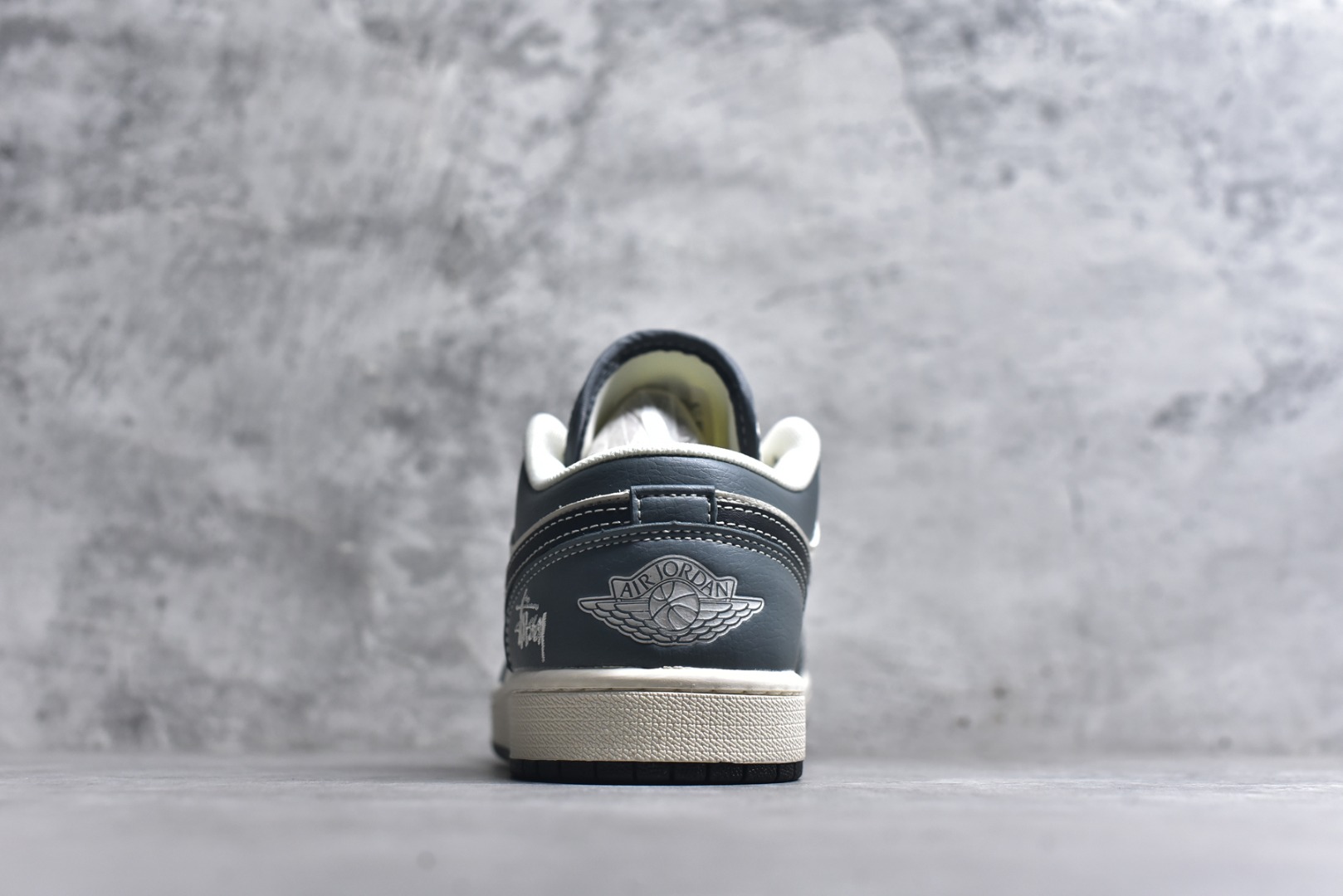 图片[5]-#Nike Jordan Air Jordan 1“斯图西联名——蓝灰色” 高端定制 低帮 复古 减震 防滑 耐磨 篮球鞋 定制鞋盒 大厂纯原品质出货 超高清洁度 皮料切割干净无任何毛边 细节完美 货号：XX3318-506 尺码：36 36.5 37.5 38 38.5 39 40 40.5 41 42 42.5 43 44 44.5 45-选品中心