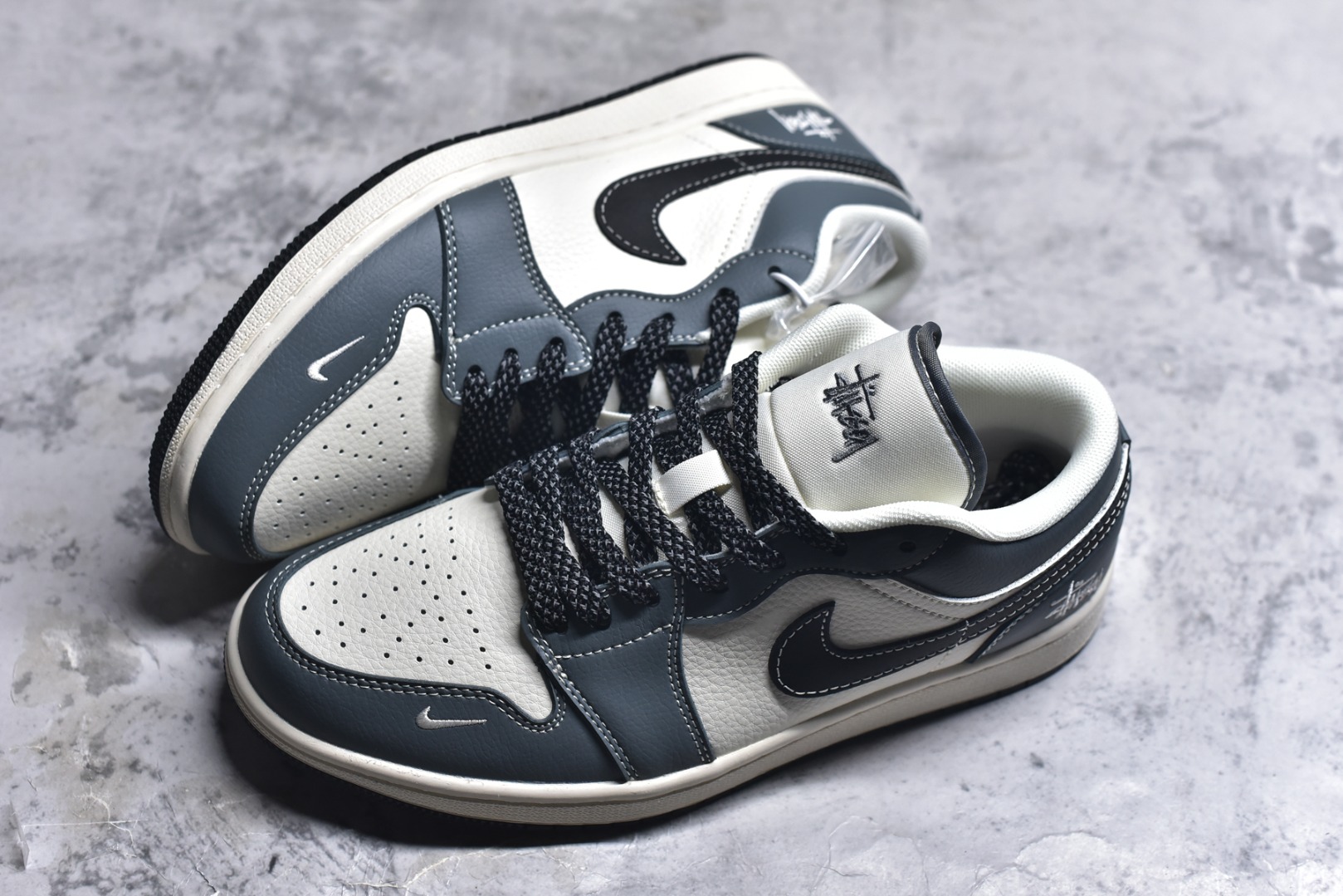 图片[7]-#Nike Jordan Air Jordan 1“斯图西联名——蓝灰色” 高端定制 低帮 复古 减震 防滑 耐磨 篮球鞋 定制鞋盒 大厂纯原品质出货 超高清洁度 皮料切割干净无任何毛边 细节完美 货号：XX3318-506 尺码：36 36.5 37.5 38 38.5 39 40 40.5 41 42 42.5 43 44 44.5 45-选品中心