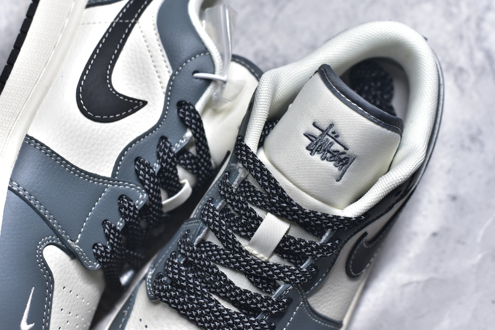 图片[9]-#Nike Jordan Air Jordan 1“斯图西联名——蓝灰色” 高端定制 低帮 复古 减震 防滑 耐磨 篮球鞋 定制鞋盒 大厂纯原品质出货 超高清洁度 皮料切割干净无任何毛边 细节完美 货号：XX3318-506 尺码：36 36.5 37.5 38 38.5 39 40 40.5 41 42 42.5 43 44 44.5 45-选品中心